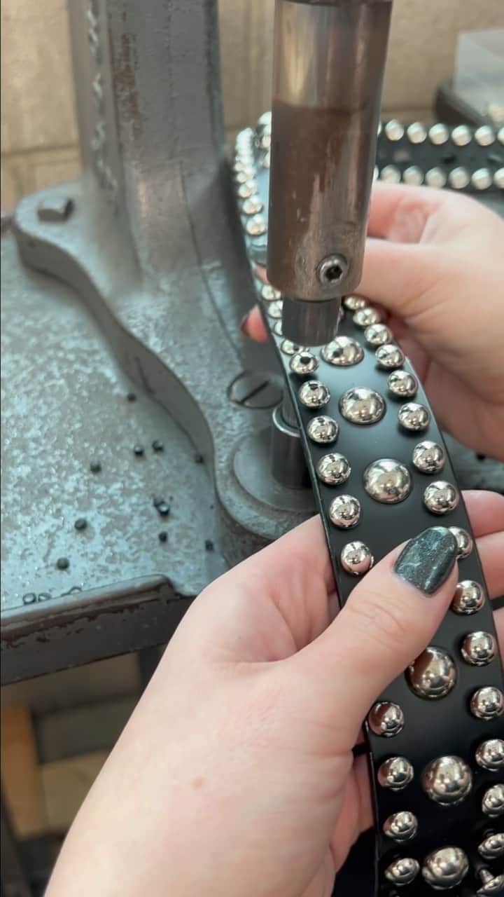 ZANA BAYNEのインスタグラム：「Rivet press ASMR making our Rodeo Belt ⛓️」