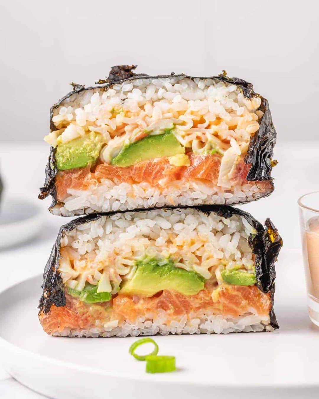 Easy Recipesのインスタグラム：「This easy Sushi Burger has layers of spicy salmon, crab and avocado held together with a rice bun and nori wraps. It has all the flavor and texture of your favorite sushi roll but is shaped like a burger. Try it!  Full recipe link in my bio @cookinwithmima  https://www.cookinwithmima.com/sushi-burger/」