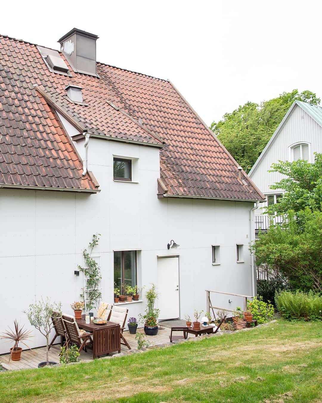 Bjurforsさんのインスタグラム写真 - (BjurforsInstagram)「Vakna upp i Jakobsdals villakvarter 🌿 Den vita villan på Karlfeldtsgatan, som huserar denna fyra, uppfördes 1931 i funkisstil enligt ritning av arkitekt Verner Carlsson. Här finns välbevarade detaljer från tidsperioden såsom vackra listverk, dörrfoder, gjutjärnsradiatorer, spegeldörrar och en pampig öppen spis i grön marmor. Här flödar ljuset in tack vare fönster i tre väderstreck och omsluts av grönskan utanför.  Karlfeldtsgatan 14A | 4 ROK. Foto: @mariasahlander  Styling: @josefssonljung  #bjurforscentury #mäklarecarolinabäcklund #mäklarecarolinadejus #vackrehjem #hemnet #göteborg #jakobsdal #tillsalu #scandistyle #hyggehome #30tal #30talshus #30talslägenhet #schackrutigtgolv #funkis #köksinspiration」5月29日 1時30分 - bjurforsgoteborgcity