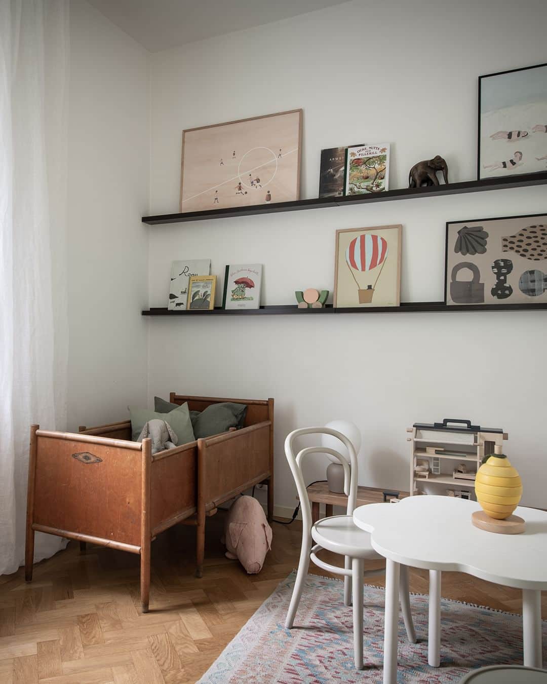 Bjurforsさんのインスタグラム写真 - (BjurforsInstagram)「Vakna upp i Jakobsdals villakvarter 🌿 Den vita villan på Karlfeldtsgatan, som huserar denna fyra, uppfördes 1931 i funkisstil enligt ritning av arkitekt Verner Carlsson. Här finns välbevarade detaljer från tidsperioden såsom vackra listverk, dörrfoder, gjutjärnsradiatorer, spegeldörrar och en pampig öppen spis i grön marmor. Här flödar ljuset in tack vare fönster i tre väderstreck och omsluts av grönskan utanför.  Karlfeldtsgatan 14A | 4 ROK. Foto: @mariasahlander  Styling: @josefssonljung  #bjurforscentury #mäklarecarolinabäcklund #mäklarecarolinadejus #vackrehjem #hemnet #göteborg #jakobsdal #tillsalu #scandistyle #hyggehome #30tal #30talshus #30talslägenhet #schackrutigtgolv #funkis #köksinspiration」5月29日 1時30分 - bjurforsgoteborgcity