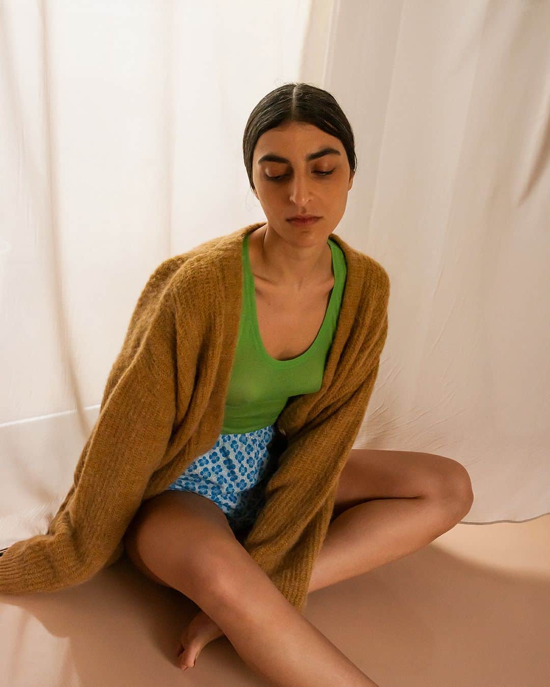 アメリカンビンテージのインスタグラム：「Cotton flows against Nassia’s skin like a delicate caress. Our loungewear collection is designed with softness in mind, with second-skin leggings, jogging suits and enveloping fleece. American Vintage’s 100% comfort look is perfect for indoors or outdoors 💚  #americanvintage #amvsets #comfort #sundaymood」