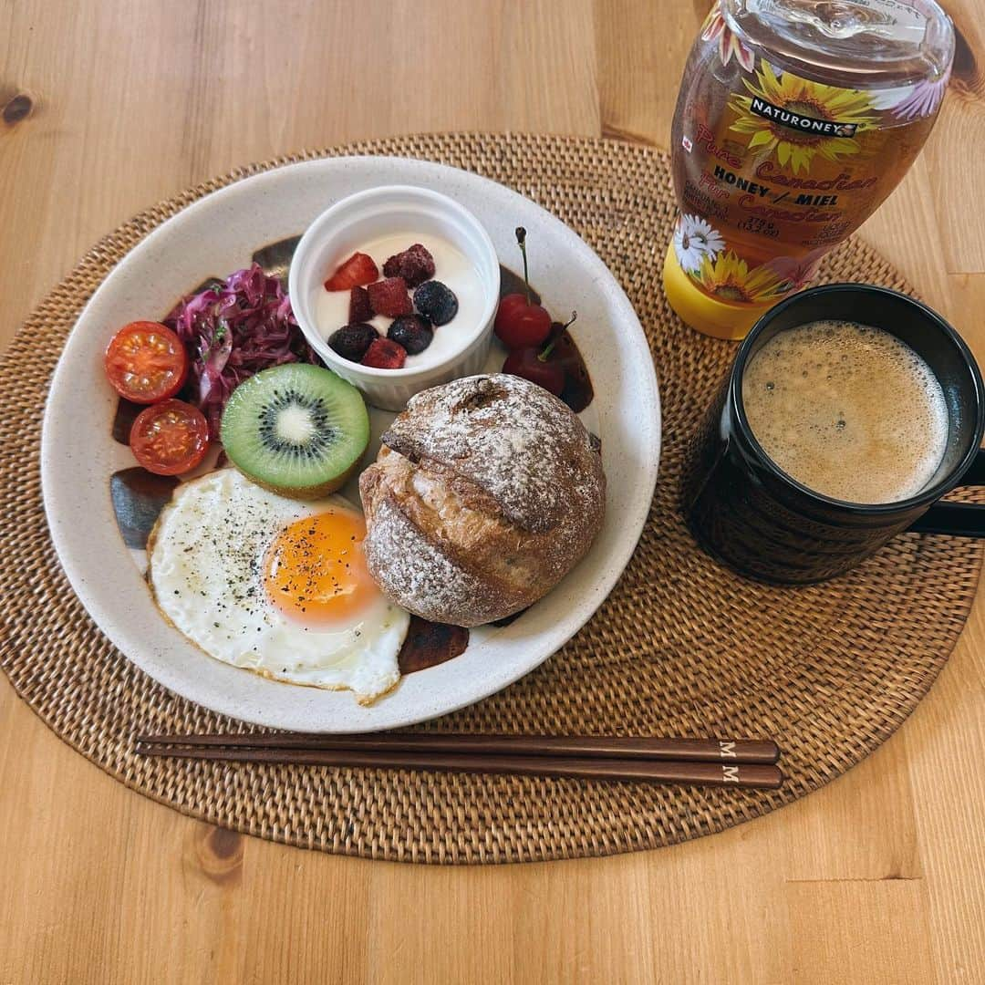 樽見麻緒さんのインスタグラム写真 - (樽見麻緒Instagram)「ごはんたち👩🏻‍🍳 和食かパスタしか最近作ってない😂  ①鰤照り焼き.ひじき煮.小松菜と揚げのお浸し ②タコとじゃがいもズッキーニのジェノベーゼ ③朝食プレート ④ブリ大根.もやしナムル.餃子🥟 ⑤しらすとブロッコリーのぺぺ  #料理記録#自炊生活#自炊記録#おうちごはん#子育てママ#ママごはん#献立記録#献立#まお飯#和食#おうちパスタ#パスタ部#料理日記#器好き#お皿集め」5月29日 1時41分 - t_mao27