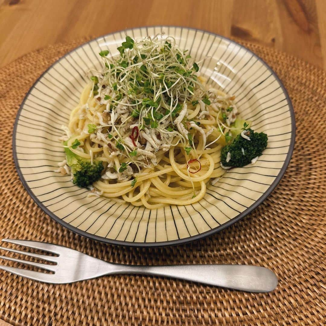 樽見麻緒さんのインスタグラム写真 - (樽見麻緒Instagram)「ごはんたち👩🏻‍🍳 和食かパスタしか最近作ってない😂  ①鰤照り焼き.ひじき煮.小松菜と揚げのお浸し ②タコとじゃがいもズッキーニのジェノベーゼ ③朝食プレート ④ブリ大根.もやしナムル.餃子🥟 ⑤しらすとブロッコリーのぺぺ  #料理記録#自炊生活#自炊記録#おうちごはん#子育てママ#ママごはん#献立記録#献立#まお飯#和食#おうちパスタ#パスタ部#料理日記#器好き#お皿集め」5月29日 1時41分 - t_mao27