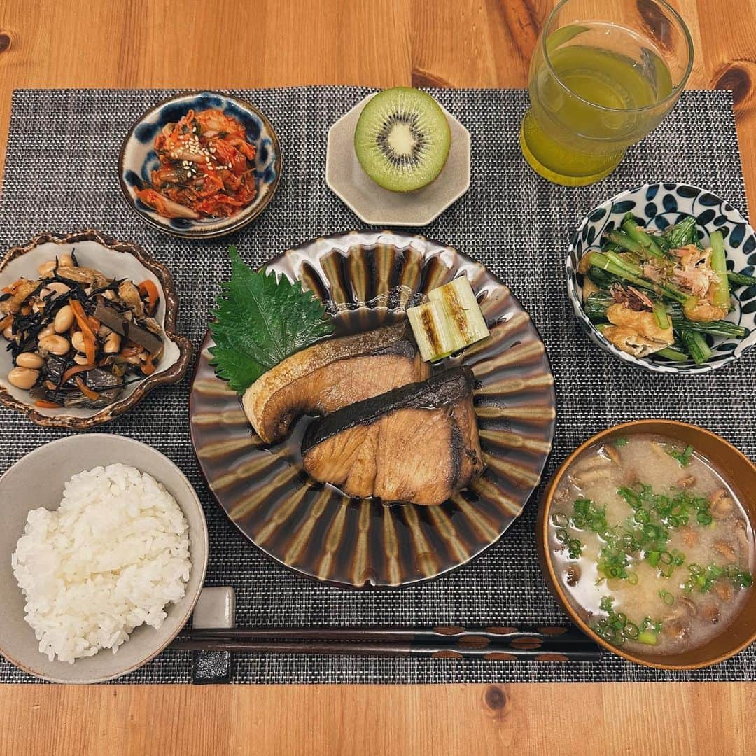 樽見麻緒さんのインスタグラム写真 - (樽見麻緒Instagram)「ごはんたち👩🏻‍🍳 和食かパスタしか最近作ってない😂  ①鰤照り焼き.ひじき煮.小松菜と揚げのお浸し ②タコとじゃがいもズッキーニのジェノベーゼ ③朝食プレート ④ブリ大根.もやしナムル.餃子🥟 ⑤しらすとブロッコリーのぺぺ  #料理記録#自炊生活#自炊記録#おうちごはん#子育てママ#ママごはん#献立記録#献立#まお飯#和食#おうちパスタ#パスタ部#料理日記#器好き#お皿集め」5月29日 1時41分 - t_mao27