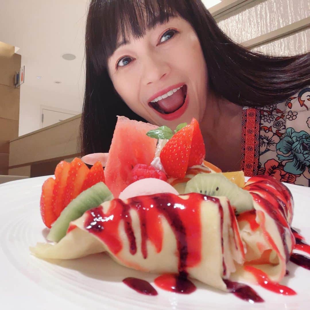 のインスタグラム：「美味しいフルーツ毎日食べていたい（希望🍍）  先日、IMONさんでの集いの前に いまのまいちゃんとフルーツパーラーへ 行きました🍓  元気そうでよかった☺️  私はバナナのくるまっているフルーツクレープ おいしいー！満足度たかーい！フルーツと暮らしたい🥭  6月4日はまいちゃんのライブがあります！ みんなでお祝い㊗️  -歌手活動35周年記念-  💐いまのまいBirthday Live 2023💐 6月4日(日)  ⏰11:30/12:00  🎶昭和とらいあんぐるSPバンド 👤ゲスト：うちやえゆか/遠野舞子/Chee/平地レイ 他  🎫前売5500円(+システム手数料) ※前売特典付  https://passmarket.yahoo.co.jp/event/show/detail/02fwmhsb0ez21.html  #いまのまい  #フルーツ #フルーツパーラー #フルーツクレープ  #crape  #イチゴ #キュウイ #スイカ #オレンジ #ブルーベリー #ラズベリー #バナナ #ミント #fruit  #sweets #おやつ #smile」