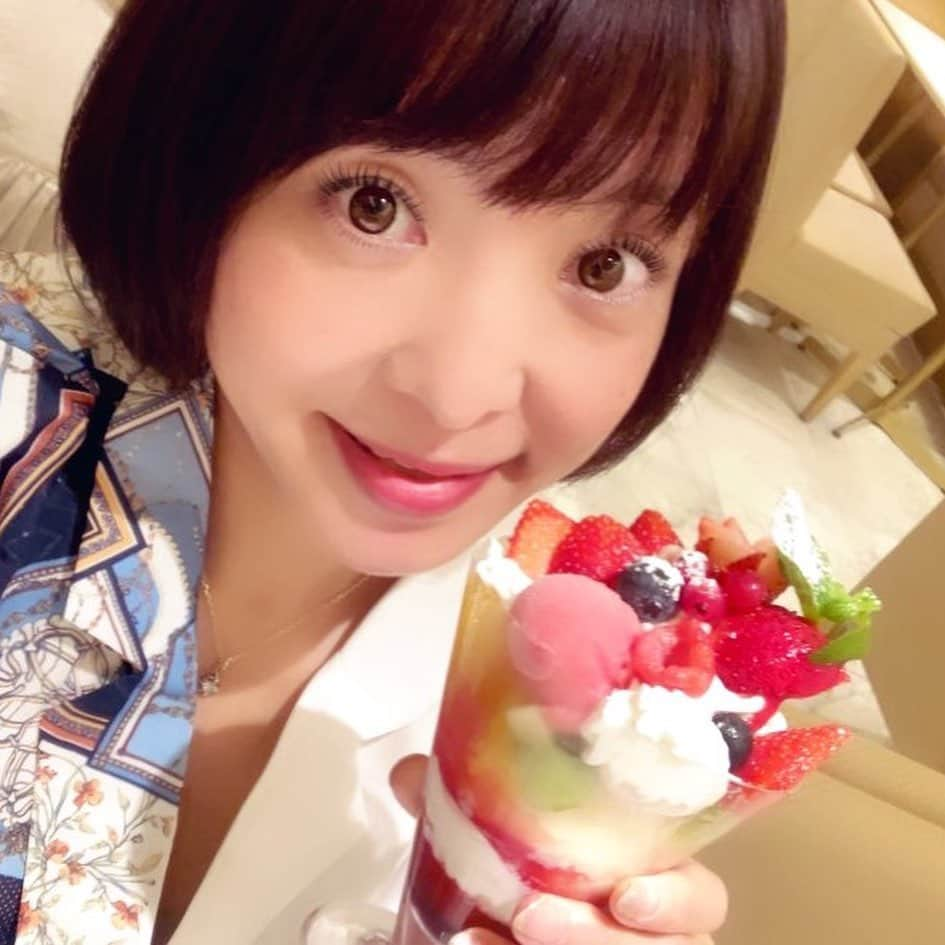 うちやえゆかさんのインスタグラム写真 - (うちやえゆかInstagram)「美味しいフルーツ毎日食べていたい（希望🍍）  先日、IMONさんでの集いの前に いまのまいちゃんとフルーツパーラーへ 行きました🍓  元気そうでよかった☺️  私はバナナのくるまっているフルーツクレープ おいしいー！満足度たかーい！フルーツと暮らしたい🥭  6月4日はまいちゃんのライブがあります！ みんなでお祝い㊗️  -歌手活動35周年記念-  💐いまのまいBirthday Live 2023💐 6月4日(日)  ⏰11:30/12:00  🎶昭和とらいあんぐるSPバンド 👤ゲスト：うちやえゆか/遠野舞子/Chee/平地レイ 他  🎫前売5500円(+システム手数料) ※前売特典付  https://passmarket.yahoo.co.jp/event/show/detail/02fwmhsb0ez21.html  #いまのまい  #フルーツ #フルーツパーラー #フルーツクレープ  #crape  #イチゴ #キュウイ #スイカ #オレンジ #ブルーベリー #ラズベリー #バナナ #ミント #fruit  #sweets #おやつ #smile」5月29日 1時35分 - yukauchiyae