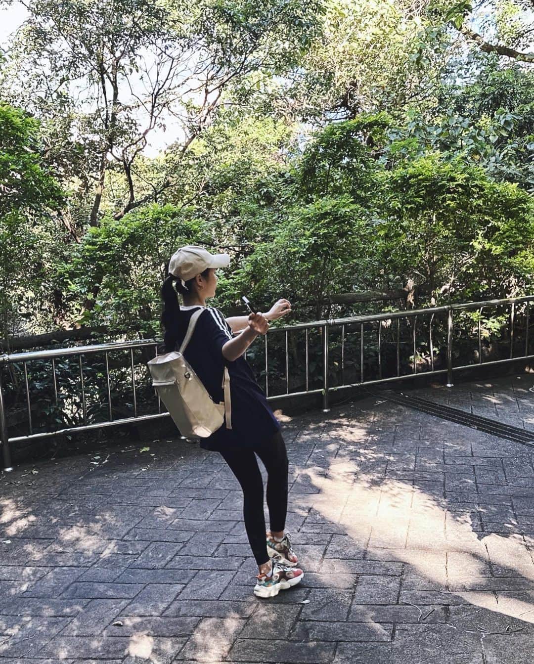 エルキーのインスタグラム：「蝴蝶🦋為什麼不能停靠在我身上，我真的等了蠻久的… 나비야나비 왜 나한테 안 와…?  景色好美 天氣也是真的火辣辣🔥 취한거 아님!!그냥 더위를 먹은듯?^^  #真沒喝 #술안마심」
