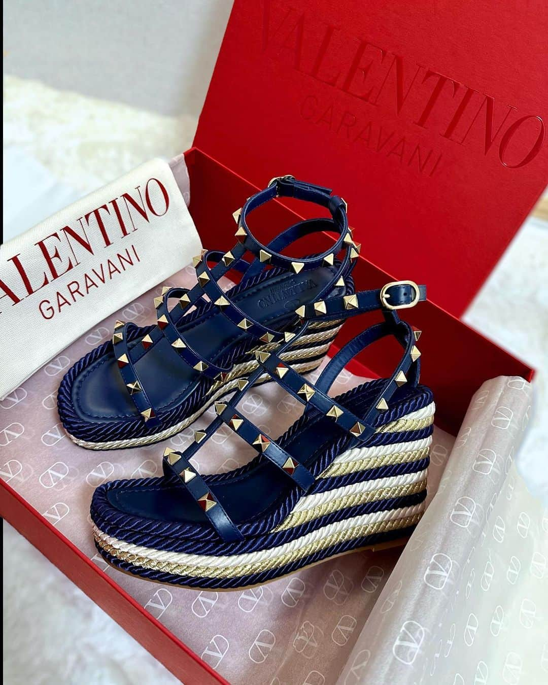 AIKAのインスタグラム：「.  𝙑𝘼𝙇𝙀𝙉𝙏𝙄𝙉𝙊𓂃٭🍒💙❤️  . #サンダル #ヴァレンティノ #valentino」