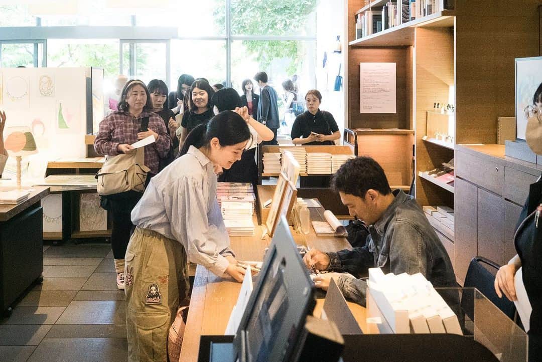 ウィスット・ポンニミットのインスタグラム：「サイン会　 @daikanyama.tsutaya  27日5月2023年 🇯🇵🥰　ありがとう日本」