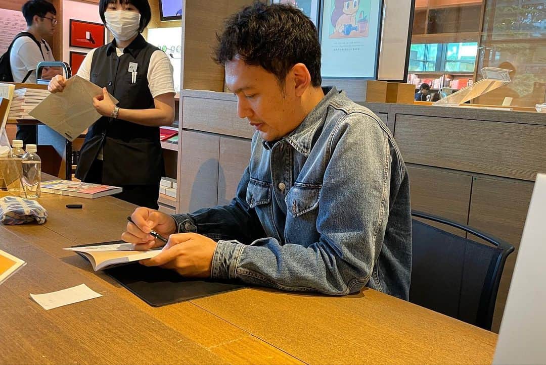 ウィスット・ポンニミットさんのインスタグラム写真 - (ウィスット・ポンニミットInstagram)「サイン会　 @daikanyama.tsutaya  27日5月2023年 🇯🇵🥰　ありがとう日本」5月29日 12時37分 - wisut