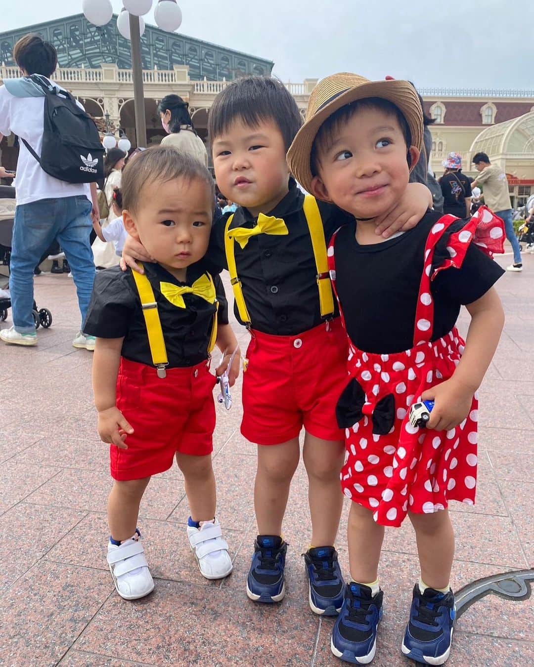 菊池沙都のインスタグラム：「🏰  子供達可愛かったなあ🥰❤️ 楽しそうで嬉しかったなあ🥺💘  羽玖ちゃんもとっくんも たくさん面倒見てくれてありがとう👶🏼💙  大先輩の智子さん @tomoko.f18  もはや友達の真衣 @maaai0936  本当にありがとうございました🥹❤️ 幸せな1日になりました〜☺️🍀 また次回🤝🎵  #ディズニーランド #子連れディズニー #ディズニーコーデ」