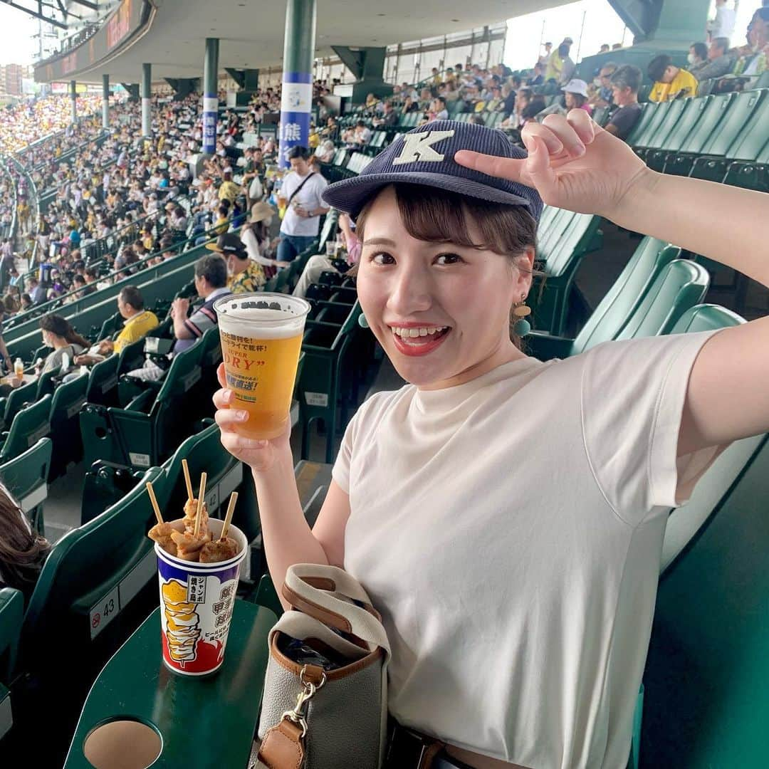 福永裕梨さんのインスタグラム写真 - (福永裕梨Instagram)「甲子園に行ってきました🐯⚾️ ⠀ 学生時代はビールの売り子で通い詰めたものの 実はプロ野球を観戦するのは初めてでした🤣 ⠀ 後輩の売り上げにも貢献できて🍻 グルメもいっぱい楽しめた😋！ ⠀ 久しぶりの満員の甲子園は 声援の反響がやっぱりすごくて改めて感動。  たくさん三振を取ってもらいたいという思いで 帽子は「K」をチョイスしました〜🧢  （笑）  #阪神甲子園球場 #甲子園 #聖地 #阪神 #阪神タイガース #野球 #阪神巨人戦 #ビールの売り子🍻 #声援のボリューム #一体感 #すごかったなぁ #パワーもらえた #エスコンでもこの声量で応援してみたいなぁ📣 #ちゃんと一塁アルプスも覗いてきましたよ🫣 #阪神8連勝 #さぞかし父親の機嫌がよいことでしょう😌 #HTB #アナウンサー #福永裕梨」5月29日 12時30分 - htb_yurifukunaga