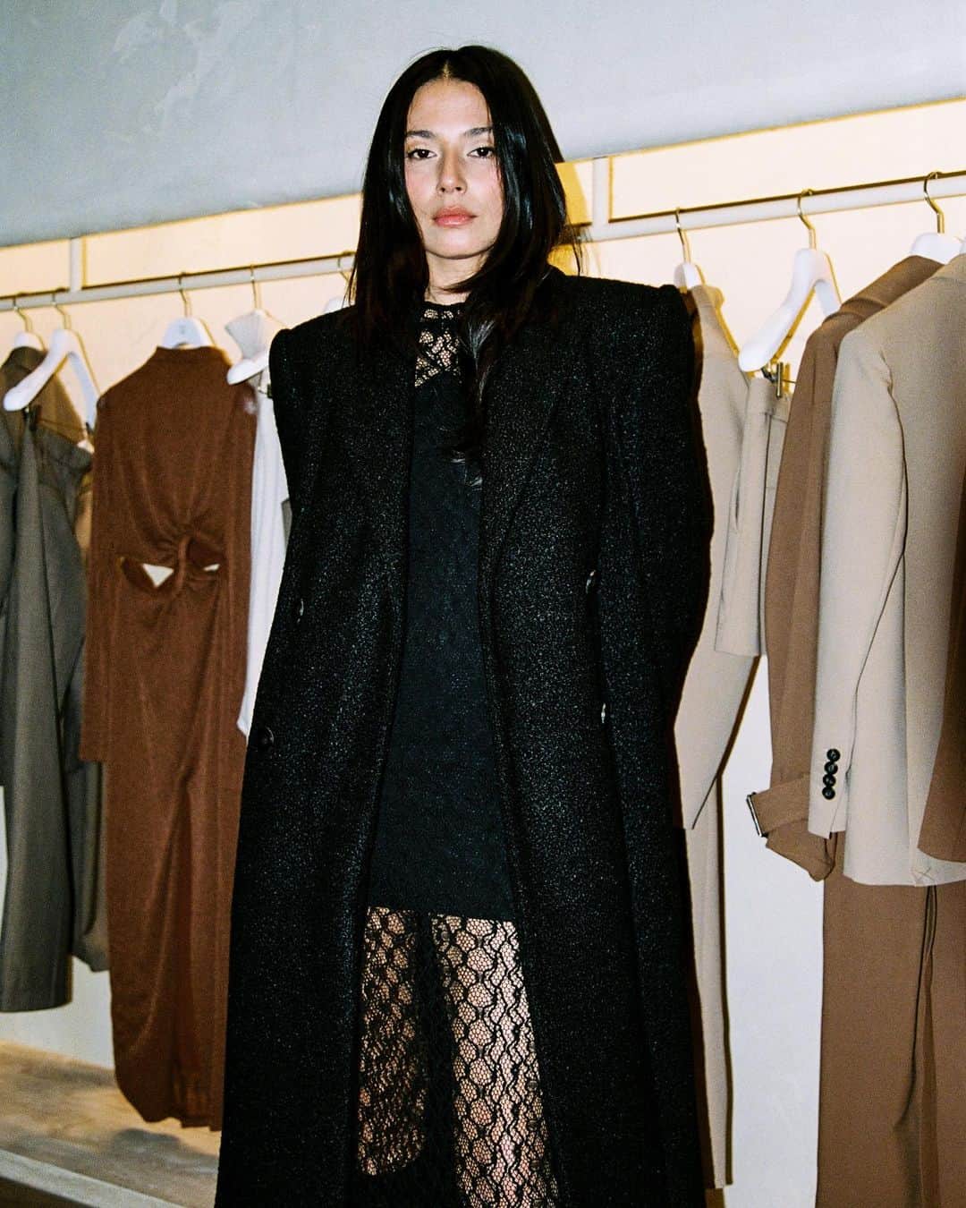 ジェシカ･ゴメスのインスタグラム：「❤️‍🔥goth moment ❤️‍🔥@camillaandmarc❤️‍🔥」