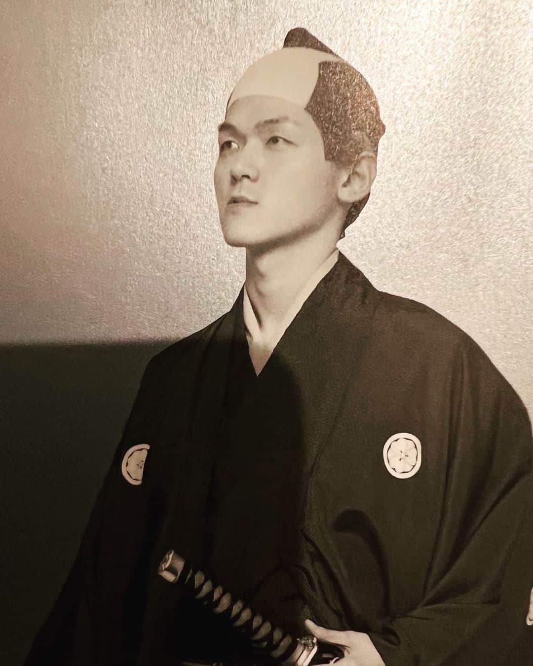 326のインスタグラム：「昔はシュッとしてたから 今よりもっとシャクレてて 三日月みたいな鋭利なアゴを してました  侍の格好したいですって こんな写真撮って やることなすこと滑ってて  まさに若気のフレンチ あ 若気のイタリアン大盛りの人生でした  梅雨ですかね？  頭が割れそうですね  私は元気です」