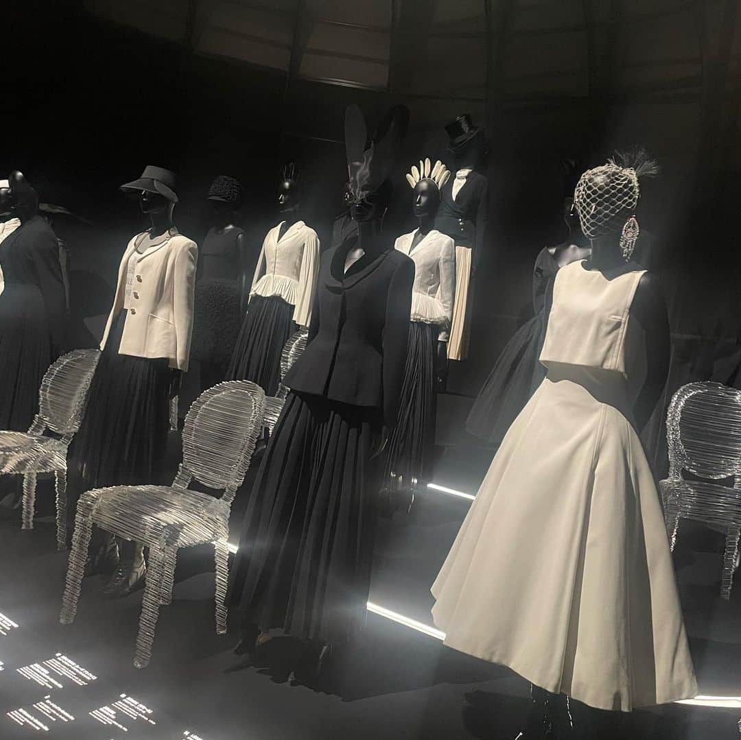 今村沙緒里のインスタグラム：「CHRISTIAN DIOR DESIGNER OF DREAMS  美しい世界でした！！！  4年前にロンドンのV&A museumで Diorの展覧会をみて 感動して 今回 日本でまた別の世界に感激しました。  高木由利子さんの写真も素晴らしかった！！  Diorのデザイナーたちの 美学と夢がつまった素敵なドレスたちをみて いつか 着てみたいなと思いました👗✨  #christiandior #designer #fasion #패션 #クリスチャンディオール #美学 #夢」