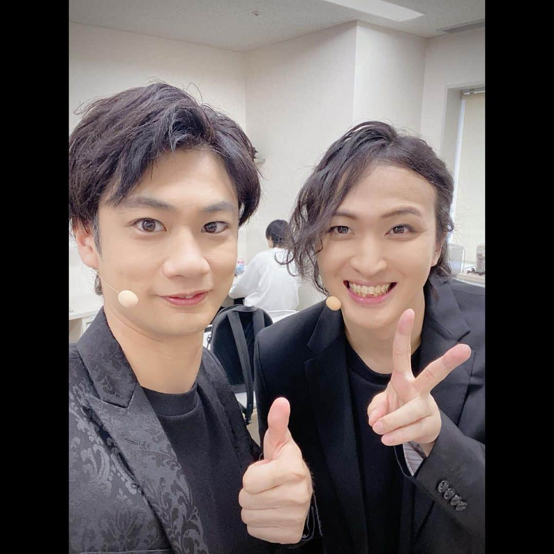 馬場良馬さんのインスタグラム写真 - (馬場良馬Instagram)「『TokiEntertainment SUPER EVENT 〜Thanks&Evolutions〜』  無事に終了致しました🎤✨  本当に沢山のご来場 誠にありがとうございました！！！  いやぁ めちゃめちゃ盛り沢山で 大変だったけど楽しかった！！！  皆さんにも 楽しんで帰っていただけていたら 嬉しい限りです☘  僕としても 新しく一緒になった仲間とも こうやって１つのイベントを 乗り越えられた事は大きな財産です。  事務所が大きくなるように 自分自身ももっと頑張りたいと 思えるI日でした。  本日はそんな余韻に 浸る間もなく下北沢で 『とりあえず〇〇で！』  もう既に家に帰って来たような ホーム感のイベント🏠  翔太とリラックスしながらも 全力で楽しみたいと思います！！！  #トキイベ #トキエンタテインメント #トキエンターアライヴ #私オム」5月29日 11時12分 - ryoma_baba