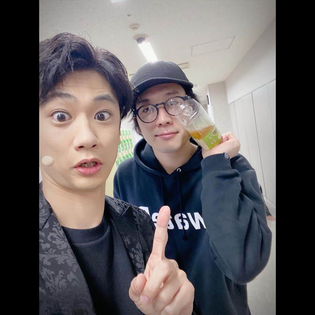 馬場良馬さんのインスタグラム写真 - (馬場良馬Instagram)「『TokiEntertainment SUPER EVENT 〜Thanks&Evolutions〜』  無事に終了致しました🎤✨  本当に沢山のご来場 誠にありがとうございました！！！  いやぁ めちゃめちゃ盛り沢山で 大変だったけど楽しかった！！！  皆さんにも 楽しんで帰っていただけていたら 嬉しい限りです☘  僕としても 新しく一緒になった仲間とも こうやって１つのイベントを 乗り越えられた事は大きな財産です。  事務所が大きくなるように 自分自身ももっと頑張りたいと 思えるI日でした。  本日はそんな余韻に 浸る間もなく下北沢で 『とりあえず〇〇で！』  もう既に家に帰って来たような ホーム感のイベント🏠  翔太とリラックスしながらも 全力で楽しみたいと思います！！！  #トキイベ #トキエンタテインメント #トキエンターアライヴ #私オム」5月29日 11時12分 - ryoma_baba