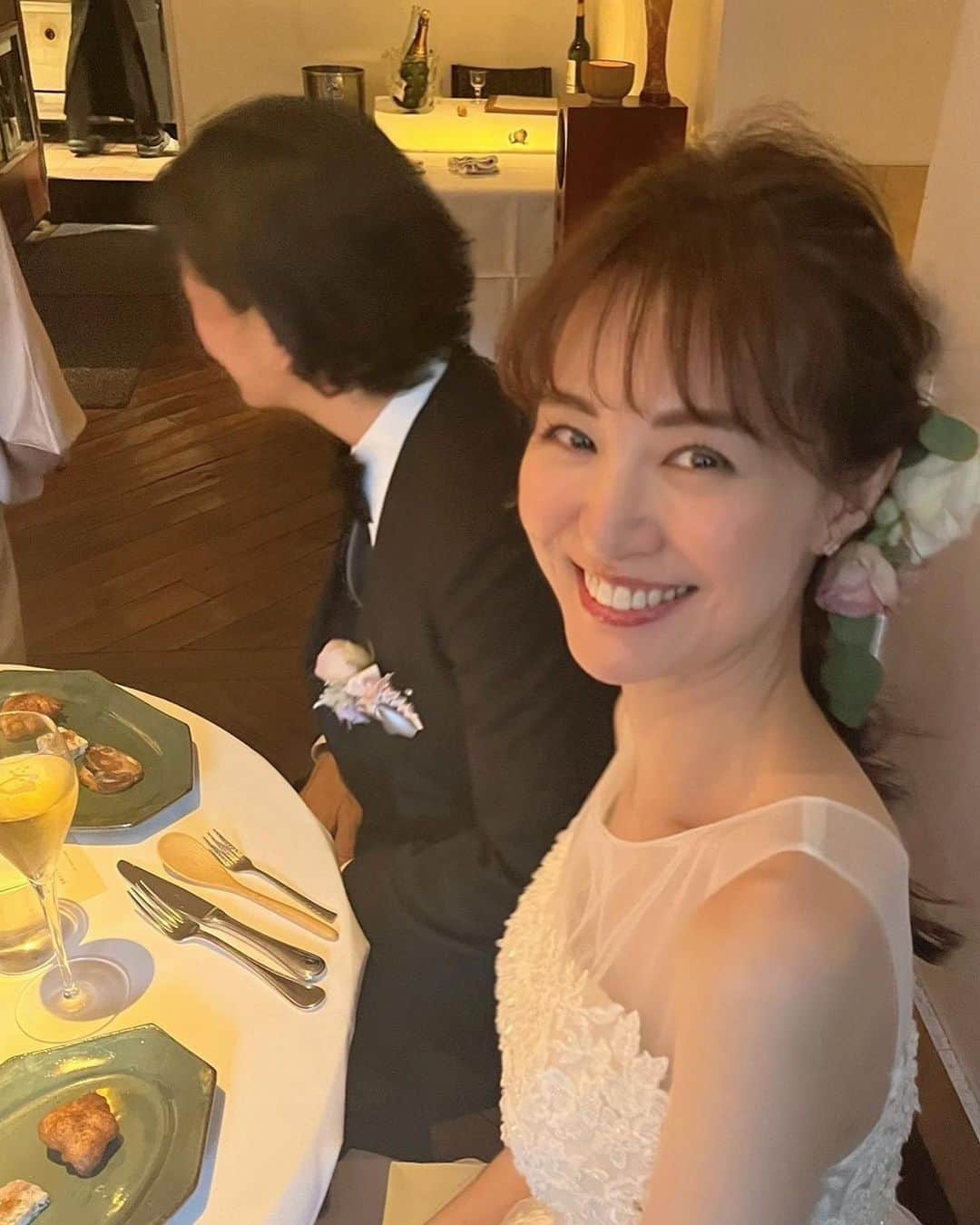 園原ゆかりさんのインスタグラム写真 - (園原ゆかりInstagram)「🦄 Behind the scenes  先日のお披露目ディナー 場所の関係で本当に少人数でしたが 大切な友達に来ていただき 心地よい食事会になりました  ※  ヘアメイクはカットとカラーをいつもお願いしている @hirakawa.yuki_roops さんに ロングヘアを活かしたスタイルを オーダーさせてもらいました  ピタッとタイトにする？ 前髪どうする？色は？ お花を散らす？まとめる？ など  様々なリクエストに応えてもらい 感謝🙏  ※  くすみ系ローズを中心に 大好きな芍薬やユーカリをリクエストしたブーケは @u_tse_shimouma さんにお願いしました💐  テーブルもとても華やかに彩ってくれ 見た瞬間、気持ちがぱあっと 明るくなるセットでした🌿  ※  ネイルは 最近毎月お願いしている @mi_yuu_ki さん 血色ピンクのベースに3Dのフラワーアートにしました  ふと目に入るだけで「あっ可愛い🌸」って思う笑  ※  そして今回の会場は 幾度も訪れてその味の虜になった @towershita さんでした とにかくどのお料理も美味しかったー！  そして東京タワーを見上げるそのロケーションも素敵なのです  みんなにも大好評でゆるゆるのパーティー内容も絶品メニューと景色がどうにかカバーしてくれた感すごかった🤤  ※  ドレスは猫の虎吉🐯 @nekonotorakichi20190915  と撮りたかったのもありオーダーメイドで購入しました 高級ブランドとかじゃないけど 私のサイズぴったりなので ジャストフィットで良かったなと思ってます  Aラインでシンプルなシルエット ボディのビジューとシフォンスカートがブライドって感じのドレス  一番のお気に入りポイントは 背中のパールのくるみボタンです あとベアトップに見えるけど落ちたりズレたりする心配がないデザインなのも決め手でした  👰‍♀️⭐️💫  #花嫁ヘア #ウェディングヘア  #ウェディングブーケ #レストランウェディング #東京 #ウェディングドレス #大人婚 #ドレス #ブーケ #ブライダルネイル #ブライダルヘア #ブライダル #ブライダルヘアメイク #ブライダルブーケ  #wedding #weddingdress #bride #bridalmakeup #bridalhair #bridetobe  #ウェディングレポ #お洒落 #おしゃれ #結婚 #パーティー」5月29日 11時17分 - yucari0108