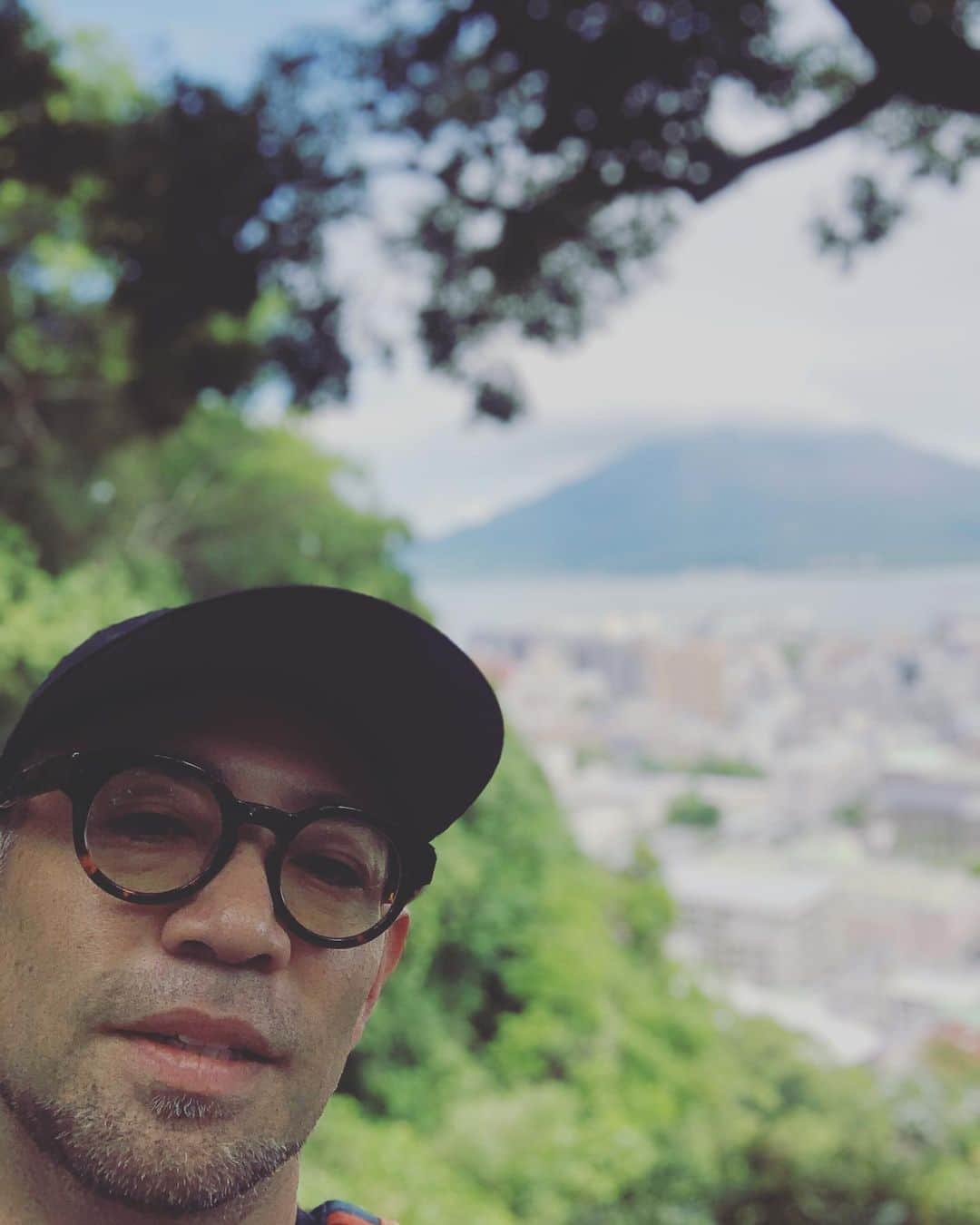 河口恭吾さんのインスタグラム写真 - (河口恭吾Instagram)「鹿児島　城山ハイキング。  鹿児島暑いです。 猛々しい桜島が良く見えました。  今夜は九州エリア最終公演  cafe明日の地図さんにて。  Replugged Vol.11 鹿児島：Cafe 明日の地図 　 OPEN 18:30 START 19:00 チケット代金　￥4,000  ドリンク別 ​ ６月８日（木） Replugged Vol.12 兵庫： 明石 CiRO　 OPEN 18:00 START 19:00 チケット代金　￥4,000  ドリンク別 Thank you SOLD OUT ​ ６月９日（金） Replugged Vol.13 淡路島： Sumoto 食茶 Ron 花そらみ 　 OPEN 18:30 START 19:00 チケット代金　￥4,000  ドリンク別 ​ ６月１１日（日） Replugged Vol.14 大阪 ： DECO 　 OPEN 17:30 START 18:00 チケット代金　￥4,000  ドリンク別  #鹿児島　#鹿児島城山　#西郷どん  #明日の地図　#cafe明日の地図　#大阪DECO #淡路島　 #神戸CiRO」5月29日 11時18分 - kawaguchikyogo