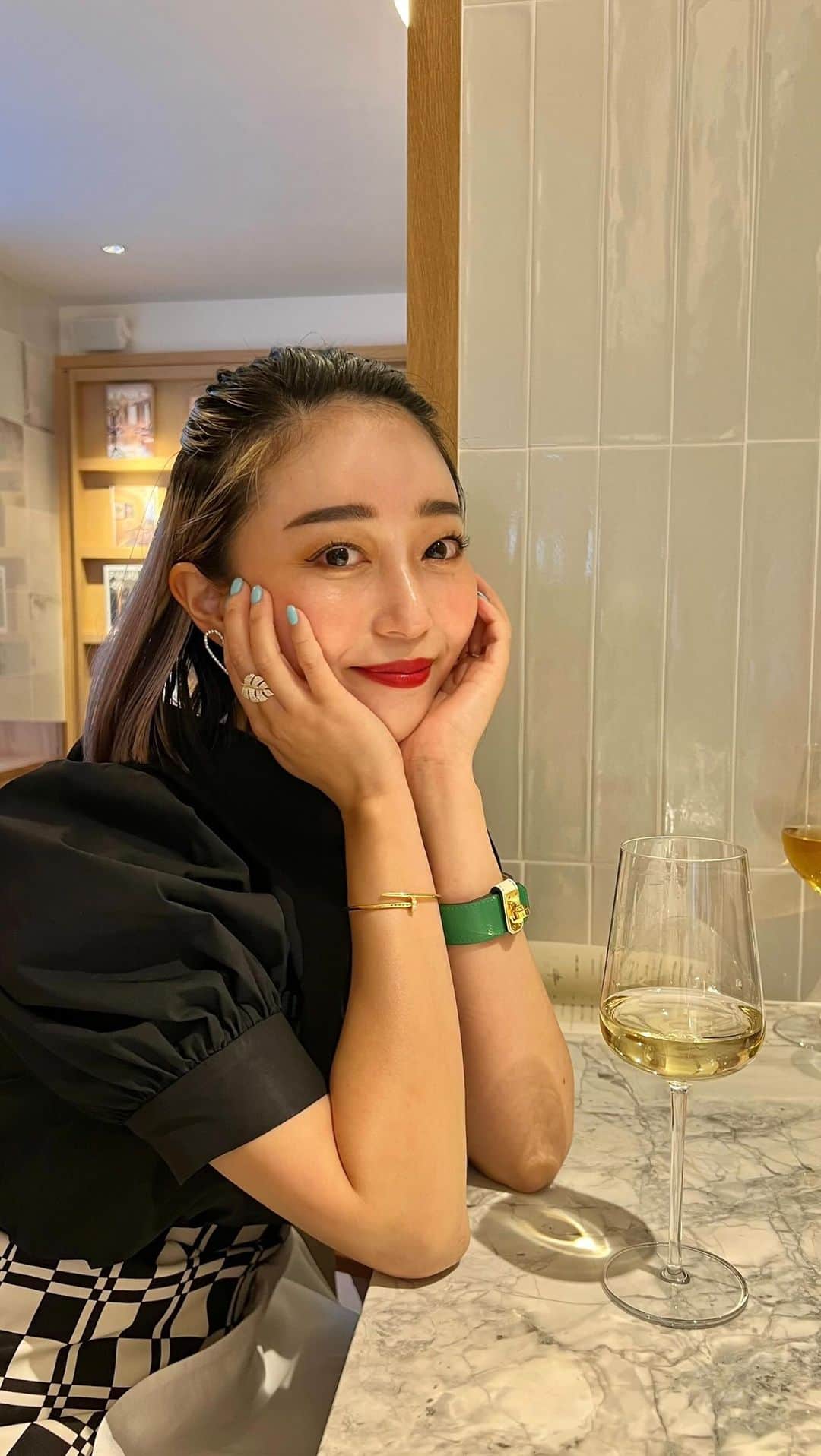 のインスタグラム：「母の日ディナー出来てなかったからママと👩🍷 JR芦屋駅前にOPENした @beignet.ashiya へ🇫🇷 前菜から目でも楽しめる美しいお料理と フレンチ仕立ての串揚げに炭火焼きのお肉までのコース。 ワインに合わせて美味しかったなん🍷 店内も素敵空間で次は女子会で行きたいなぁ〜🍷 #ベニエ芦屋#🇫🇷 #芦屋グルメ#beignetashiya」