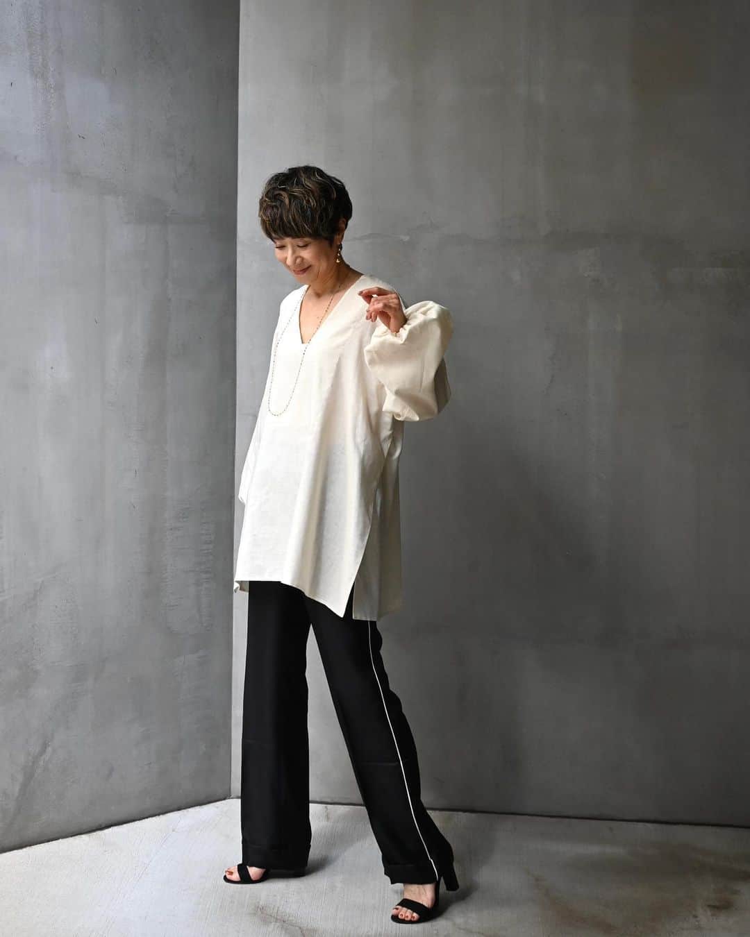 黒田知永子のインスタグラム：「. yunahica×chieko  の新しいブラウスが発売になります。 さらっと気持ちのいい極薄のリネン混コットンのふんわりチュニック🩵 暑い夏を少しでも涼しく、1枚で素敵になるブラウスはいかがですか？笑 ちょっとだけ宣伝です🤭 6月3日発売です！  blous…@yunahica pants… @prada  sandal… @pierrehardy   #色は黒とアイボリー #サイズ2 を着ています #yunahica_chieko  #黒田知永子 #chiekokuroda」