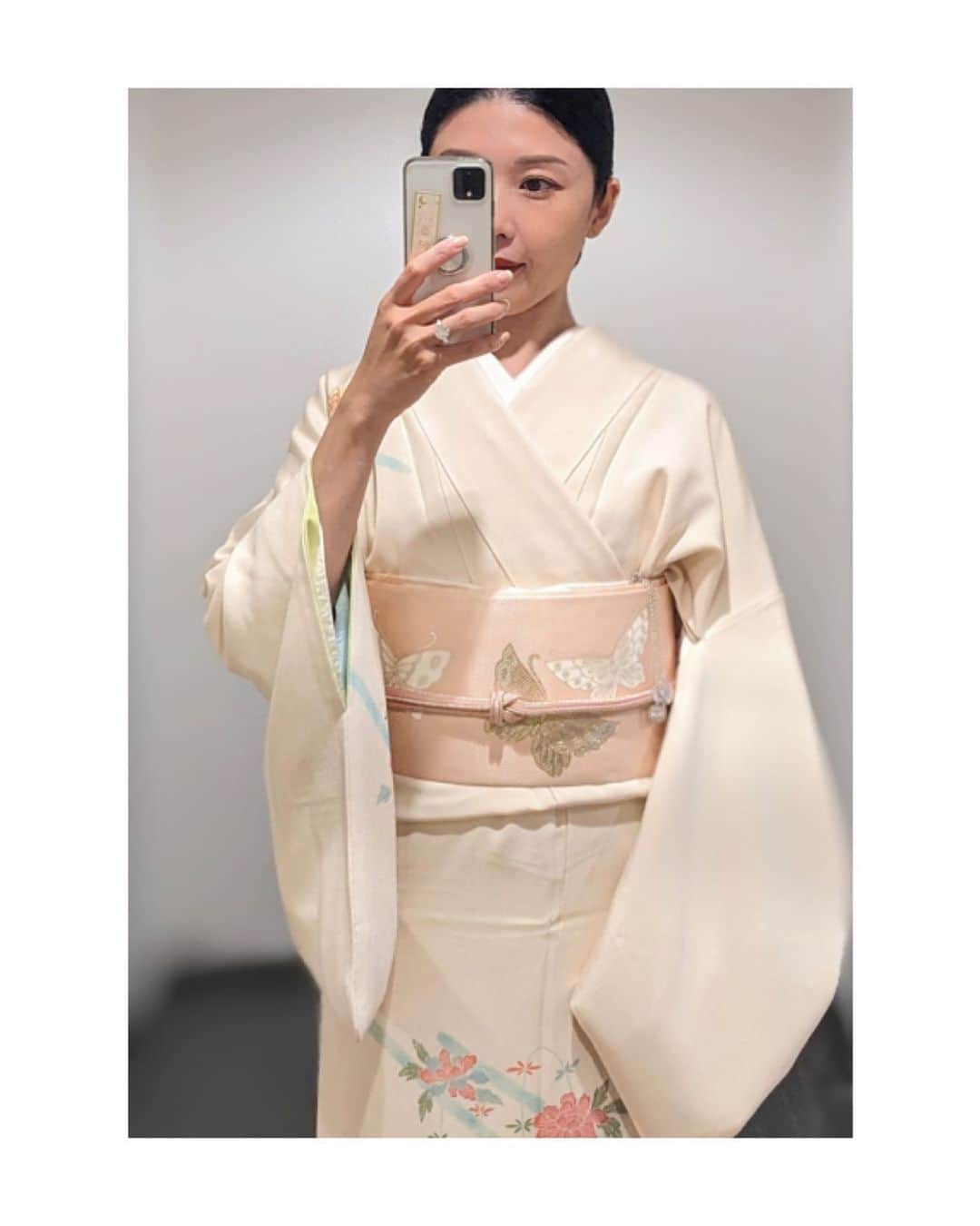川村亜紀さんのインスタグラム写真 (川村亜紀Instagram)「流水とお花と蝶々?  ＊鏡に向かい撮影しておりますゆえ、衿合わせが反対に見えております。ご了承下さい。 #kimono #kimonocordinate  #japanesekimono #japanesetradition #beautifultradition #lovekimono ...