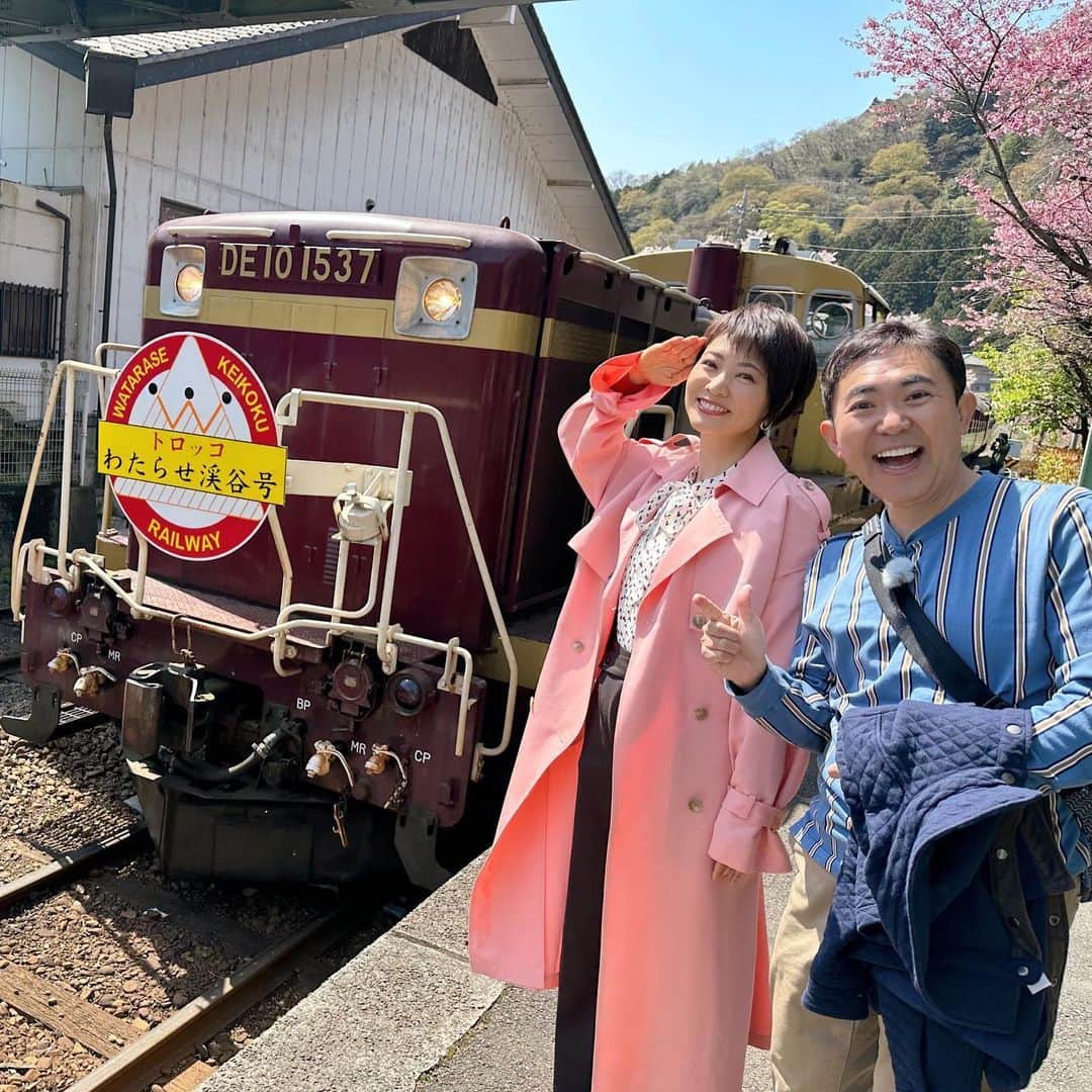 村井美樹さんのインスタグラム写真 - (村井美樹Instagram)「明日5/30(火)19:00～ BSテレ東で 村井美樹が行く！ #ローカル線よくばり絶景旅 の放送があります。  今回は #わたらせ渓谷鐵道 の旅🚃✨  #林家三平 さんをゲストに花桃や桜が咲き誇る絶景路線を旅してきました🌸✨  渡良瀬川の清流に若葉に色鮮やかなお花達。天候にも恵まれて絶景づくしの旅になりました！  風情ある駅舎に、トロッコ列車、山菜やきのこたっぷりのグルメ、地元の方しか知らない穴場スポットも☺️見どころ盛りだくさんの番組です。ぜひご覧ください🩷 TVerで見逃し配信もあります✨  衣装は  1日目の花柄スカート @prospere.showroom  @chonofabrics  2日目のピンクのコート @rosebud_official_  #村井美樹 #桐生駅 #高津戸峡 #ながめ余興場 #岡直三郎商店 #上神梅駅 #赤城南面千本桜  #小夜戸大畑花桃街道  #トロッコわたらせ渓谷号 #足尾銅山 #旅こけし #梅木直美工人」5月29日 11時24分 - miki_murai_