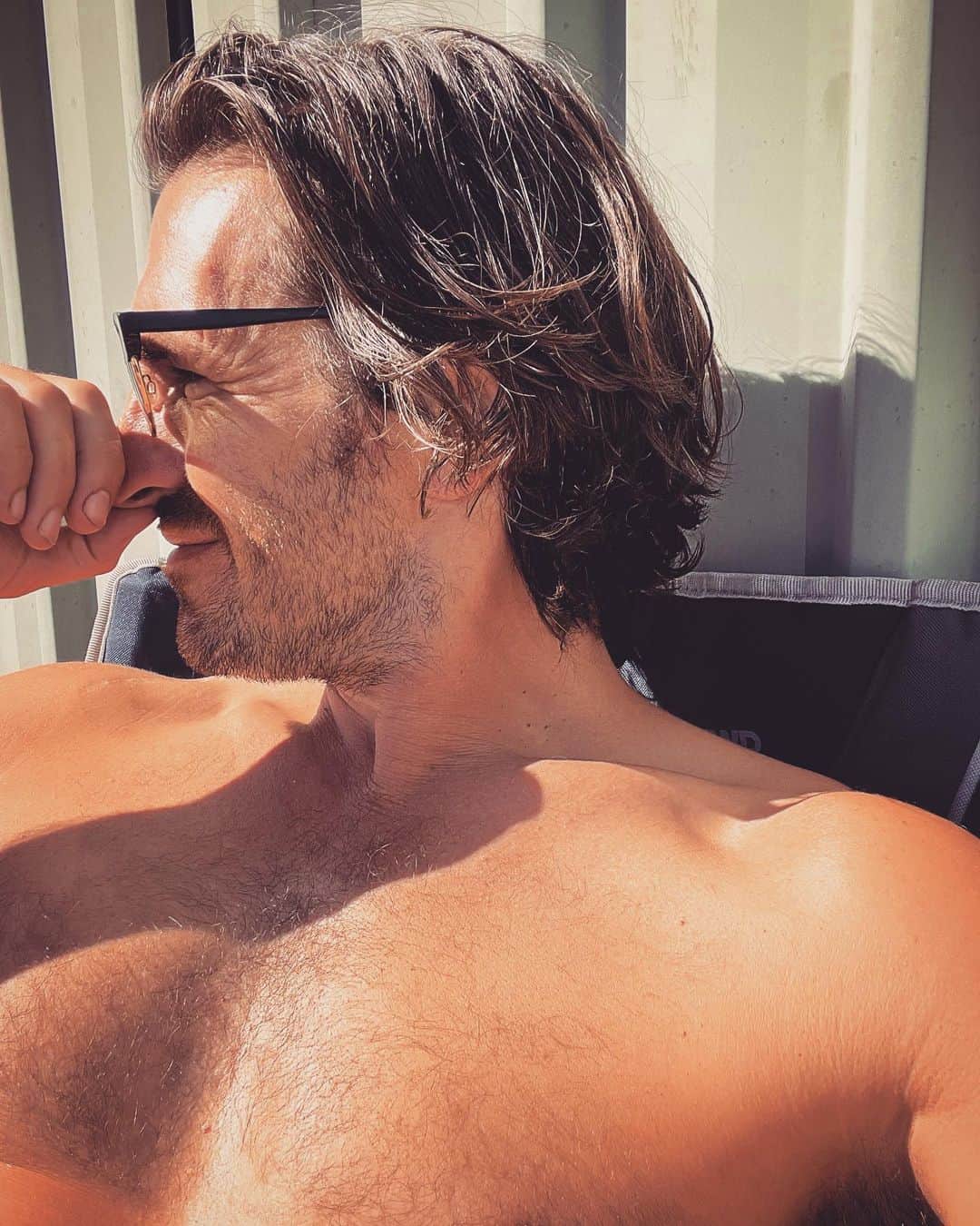 オーエン・マッケンのインスタグラム：「Tough Monday at the office #labrea  (It’s actually so hot I’m melting into the chair but I can’t not sit in the sun out of my Irish principals on the sunshine)」