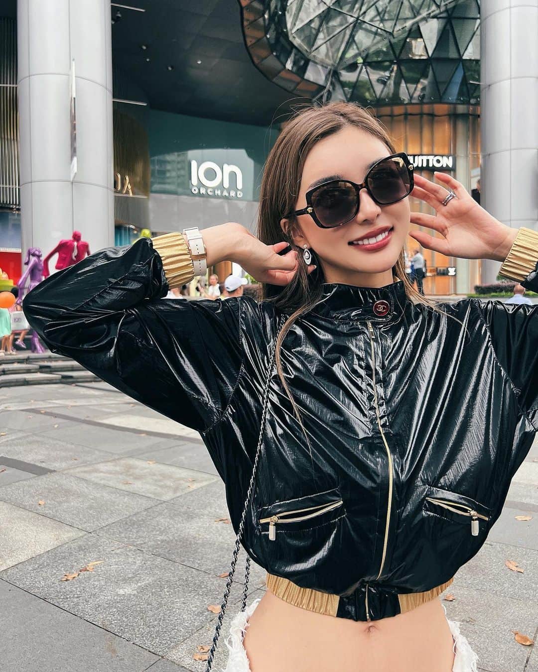 のインスタグラム：「Shopping dayy in Orchard Road. Orchard was more crowded than Marina Bay Sands! It's hot outside, but it's cold inside🫠 Sorry I always wear long sleeves...🫠  今日はマリーナベイサンズではなく車でOrchard Roadまできたよ！ 日本の銀座みたいな感じかなあ？ 外は暑いけど室内は寒いので長袖はマストですね🫠★  #orchardroad #orchardroadsingapore #sg #sglife #singapore #singaporetrip #chanel #versace #graff #luxuryfashion #シンガポール #オーチャードロード」