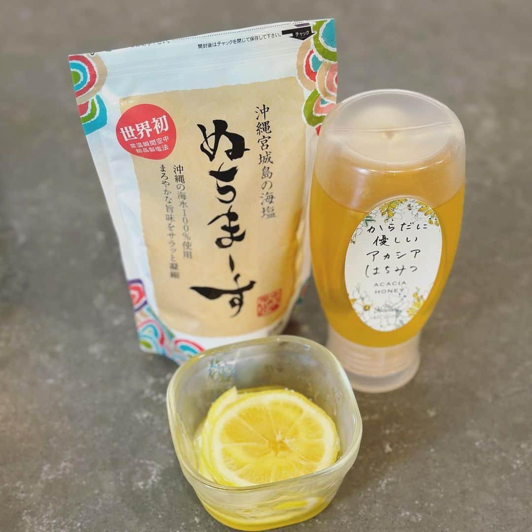 石川梨華さんのインスタグラム写真 - (石川梨華Instagram)「はちみつレモン水🍋  健康の為に飲み始めました！ まだ3日目です🤭  産後ダイエットしてた時は一日2リットルの水を飲む事を意識してました！ が、最近あまりお水を飲めてない事に気づき💦  そんな時にオススメしてもらったはちみつレモン水🍋  最初、レモン、はちみつをボトルに別々に入れたらはちみつが溶けずらくて😅  なのではちみつレモンにしてみた🍯  一日漬けたらはちみつもサラサラになって 溶けやすくなった👍 オススメしてもらった海塩も少量入れてミネラルたっぷりなはちみつレモン水だよ💛  水より飲みやすいし、美味しいし😋 しばらく続けてみます❗️  ボトルはAmazonでポチった✌️ これは1リットルなんだけど 持ち歩き用に500mlも買う予定🩷  #石川梨華 #モーニング娘og #リアル梨華 #二児の母 #年子 #やんちゃボーイズ #はちみつレモン水 #始めました」5月29日 11時30分 - rika_ishikawa_official