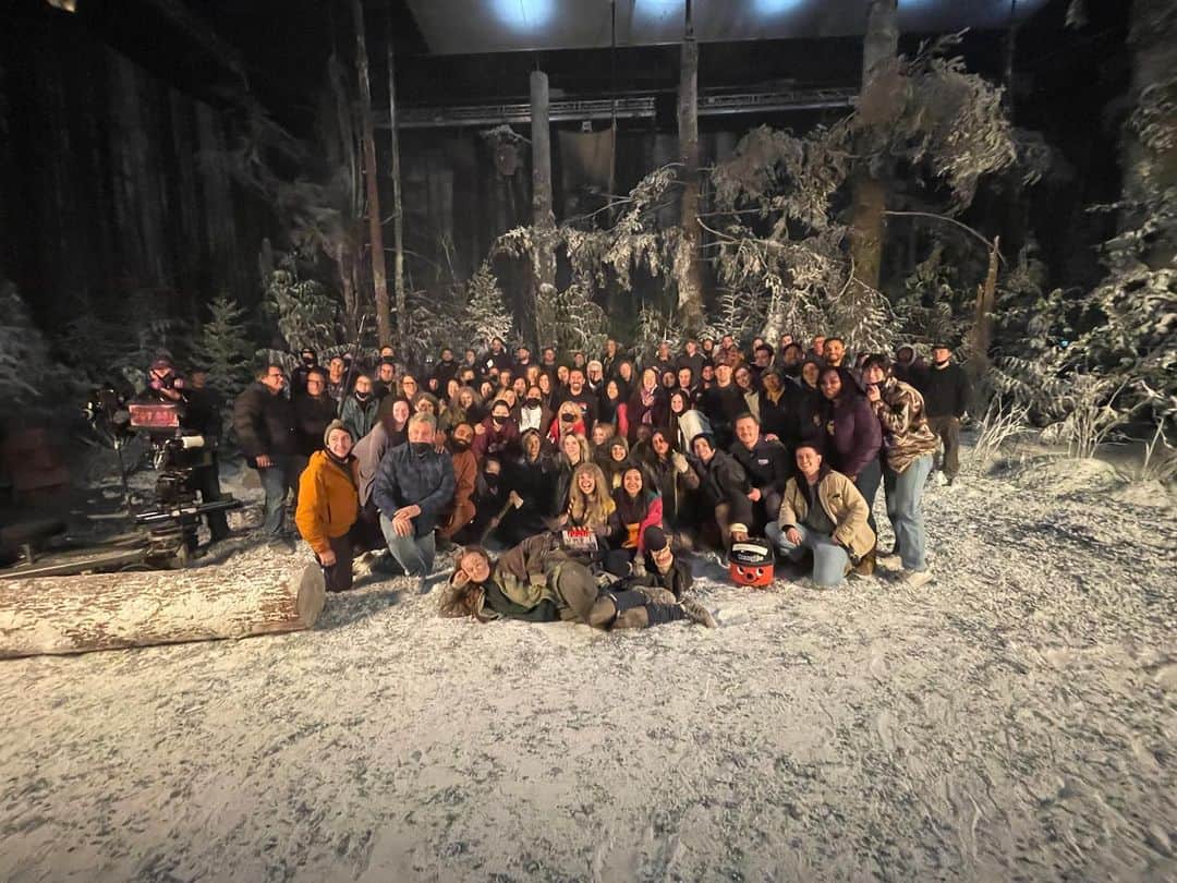 コートニー・イートンのインスタグラム：「EPISODE 9 tonight! That’s season 2 done. Big big love to the amazing Yellowjackets crew and our incredible writers for a WILD season. We went full crazy this year. In the best way! See you for season 3 🌲🔥🏠」