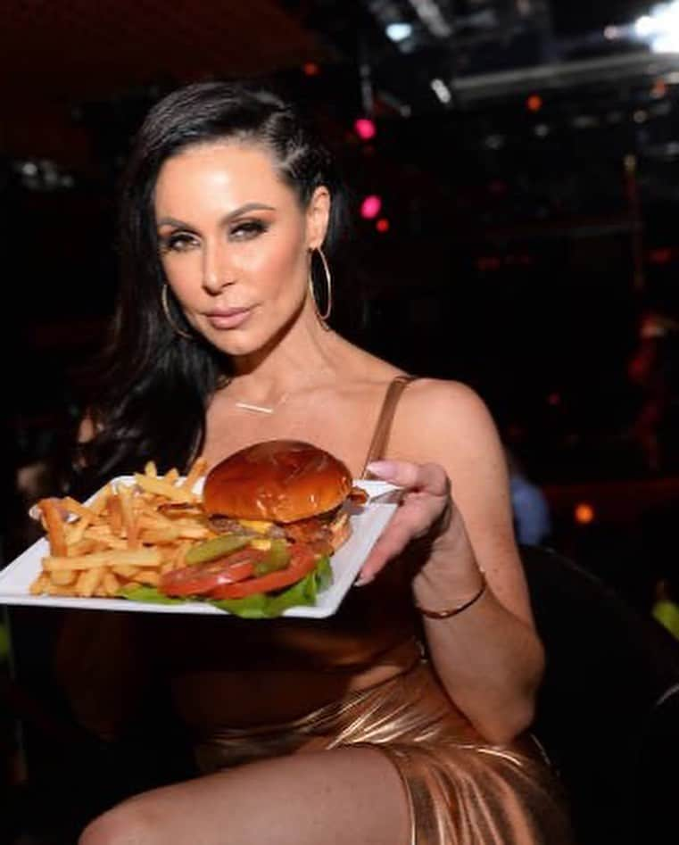 Kendra Lustさんのインスタグラム写真 - (Kendra LustInstagram)「#nationalhamburgerday 🍔 my favorite cheat meal is always Cheeseburger & fries 🙌🏻」5月29日 11時42分 - kendralust