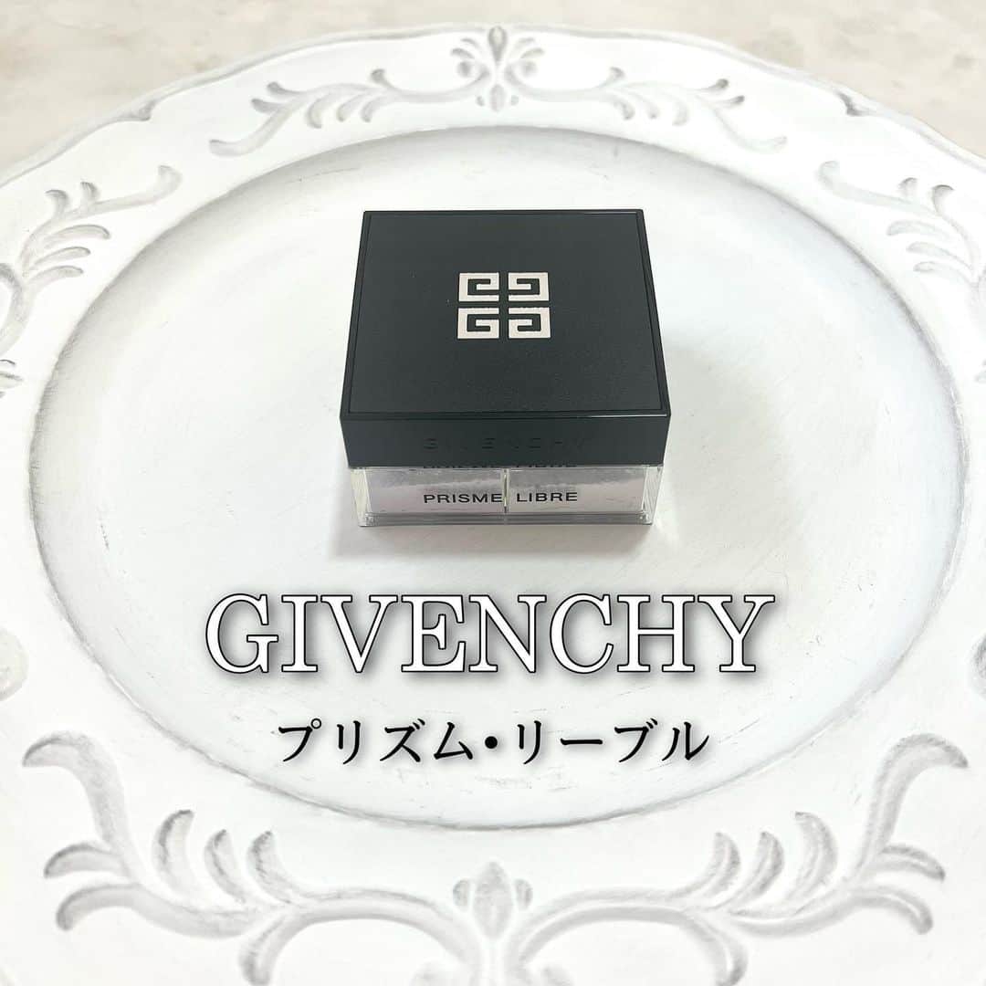 滝川りおのインスタグラム：「GIVENCHYさまの プリズム･リーブル ルースパウダーの ご紹介𓂃𓍯  極上の光を肌にもたらす、4色のフェイス パウダー‪𓂃 𓈒𓏸  ◎特長 ︎︎︎︎︎︎☑︎2006年に誕生して以来、ベストセラー。 ︎︎︎︎︎︎☑︎ 自然界にある光の魔法、プリズムを再現するように 計算しつくされた4色のハーモニーが 完璧なまでの仕上がりを叶える。 ︎︎︎︎︎︎☑︎LIPS22年下半期 崩れにくい賞 1位。 ︎︎︎︎︎︎☑︎Color No.1パステル･シフォン  ◎使用感 パッケージから気分が上がるGIVENCHYさまの ルースパウダー✨️  私はファンデーションなしで UV美容液やUV下地のあとに使用しています( ¨̮ )  厚みのあるパフで肌あたりも粉含みがよき🪄✨  仕上がりは毛穴やくすみなどの肌悩みを 自然にぼかしてて 均一できめ細やかにと軽いや乾燥も気になることなく 快適な使用感です♪  そして、これを使ってると 透明感がある！と、特に周りからも 肌を褒めてもらえるの‎🥹🤍 嬉しすぎるぅ‪‪❤︎‬ ⸒⸒  これはリピ買い決定🙌🏻 素敵な商品に出会えました‪💞‬  #GIVENCHY #ジバンシィ #フェイスパウダー #光透明感パウダー #メイク #コスメ  #プレゼントキャンペーン_ジバンシィ」