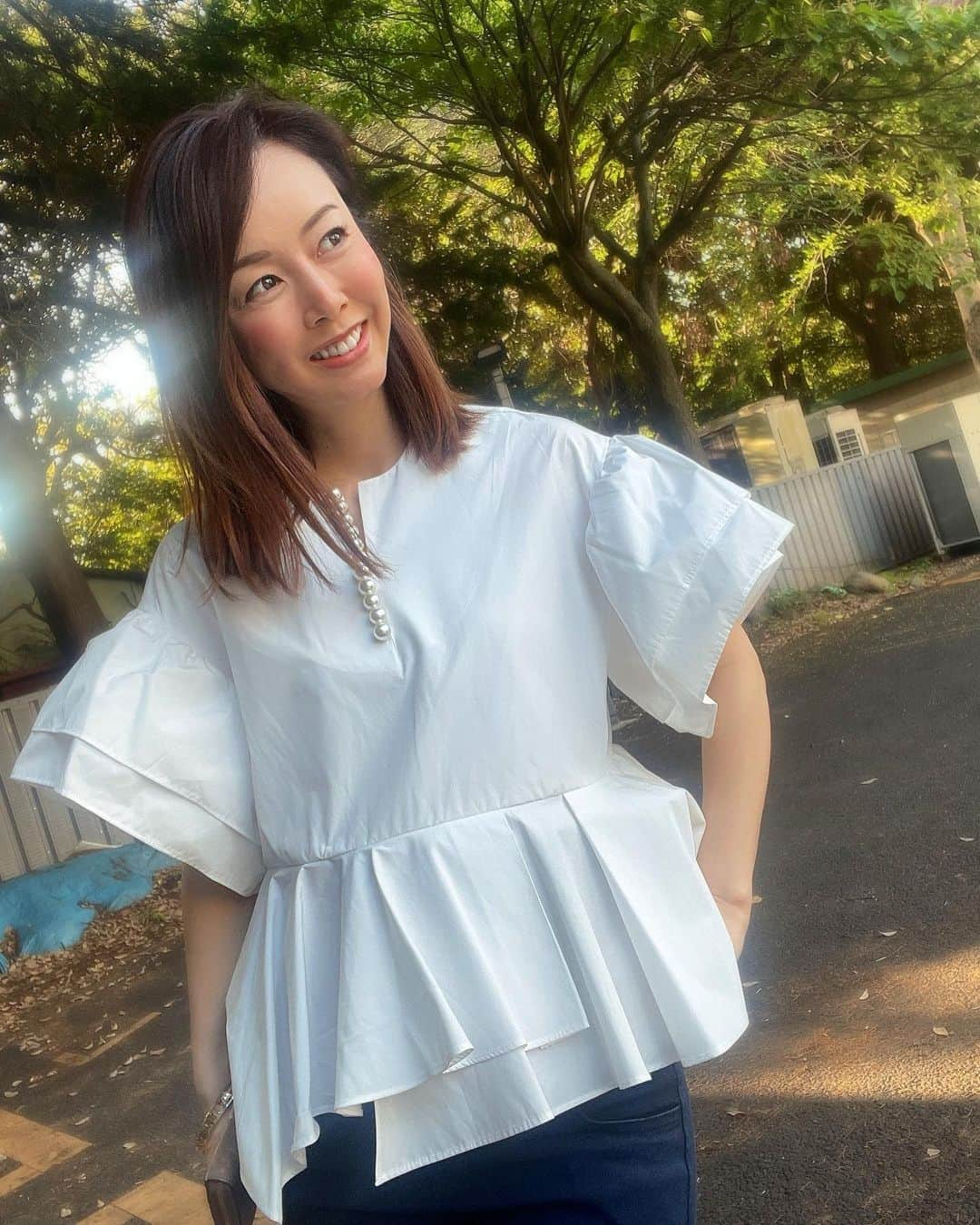 宮崎宣子のインスタグラム：「天気が良くて気持ちいい☀️  この5月から6月の梅雨に入る前の気候がとても好き。  湿気もそこまで感じないし、 爽やかな日差し。  特に夕方からの気温が下がる時がさらに気持ちいい。  と、思って窓を開けたまま寝てしまった私。  夜中に、プーんと音がしてハッと起きる。  蚊が‼️  もう？蚊の季節なの！？  と、思ったら、隣で夫が5箇所も噛まれており、夜中の３時に痒い痒いと起き出して、蚊取り線香を付けた。  それでも痒みが治らない夫は、 氷で冷やしたり、 キンカンを塗ったりを繰り返して、  痒い痒いと言っている。  確かに足の甲や、手の甲の至るところに刺されて痒そうだ。  43歳の私より33歳の夫の方が蚊も美味しいのが分かるのがすごい。  私は全く刺されていない。  それから30分。  まだ痒いと言って、キンカンと氷を繰り返している。  そこまで？  夫は、胃が強く、朝からステーキや、中華も平気で食べる。  激辛も大好きで、一味唐辛子の消費量は半端ない。賞味期限が過ぎていてもお腹を壊したことはないと平気で食べる。  皮膚も強い。 ハイターを素手で洗う。 (危険なので、必ず手袋を🧤) 食器用洗剤も手袋なしでバシャバシャ洗っても肌荒れなし。  なのに、何故ここまで痒みに弱いの？笑  何となく寝不足となった次の日、  とても眠かった。 夫は次の日休みだから良かった。  飲めないカフェ・オ・レに砂糖を３個入れてなんとかしのいだ。  授業でランゲ・アンド・ゾーネの社長の講演があり、時計がなんと！  6,000万‼️と聞いて、  えー！  っと一気に目が覚めた。  世の中にはまだまだ知らないことがいっぱいだ。  それにしても  6,000万の時計が家にあったら、 蚊に刺されなくても眠れなさそう…。  #蚊の季節  #油断大敵  #梅雨前のこの季節が好き  #anana_official」