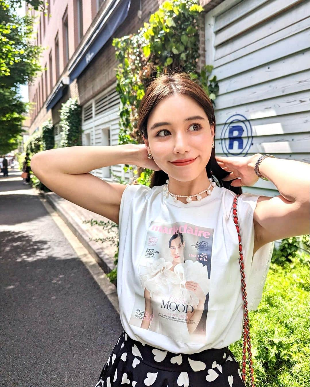 石井里奈さんのインスタグラム写真 - (石井里奈Instagram)「今週末の私。 土曜日急遽予定がなくなったのだけど、おなつとブランチ行って @sota.matsumoto にトリートメントしてもらって @une_fleur_tori に眉毛を綺麗にしてもらったよ❤️✨ . すごくいい一日になりました🤭 . tops... @celford_official  @marieclairejapon  skirt... @coel.official  shoes... @prettyballerinasjp  bag... @chanelofficial  コラボトップスかわいいよね♡ 後ろも襟みたいになってるの。 このスカートは今期1番のお気に入り❣️ . 今週も頑張ろうね❤️ . #celford #セルフォード #coel #marieclaire #ヘアトリートメント #休日コーデ #ストレートヘア #ロングヘア #ヘアスタイル #眉毛 #眉毛サロン」5月29日 11時50分 - ri7tin1025