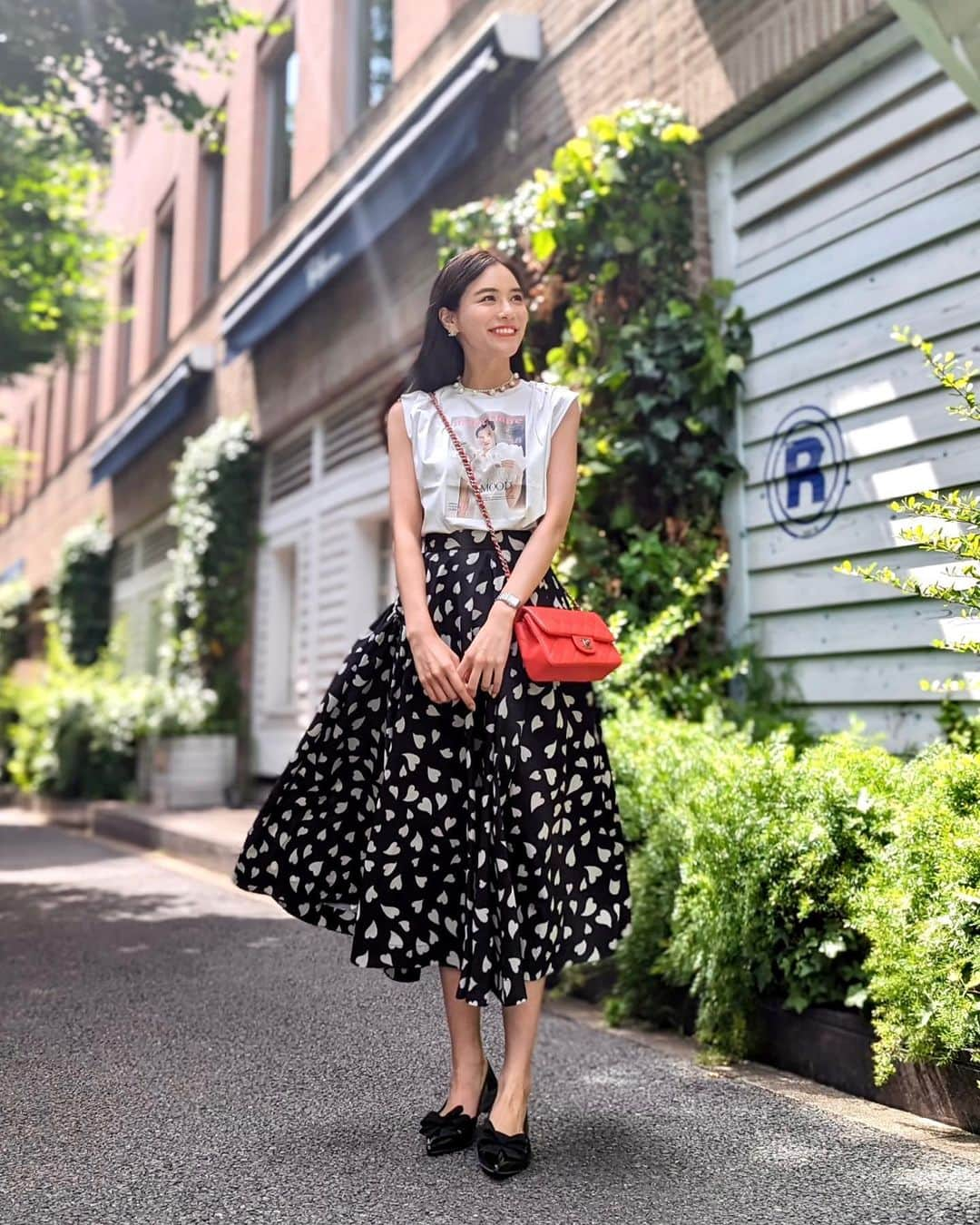 石井里奈さんのインスタグラム写真 - (石井里奈Instagram)「今週末の私。 土曜日急遽予定がなくなったのだけど、おなつとブランチ行って @sota.matsumoto にトリートメントしてもらって @une_fleur_tori に眉毛を綺麗にしてもらったよ❤️✨ . すごくいい一日になりました🤭 . tops... @celford_official  @marieclairejapon  skirt... @coel.official  shoes... @prettyballerinasjp  bag... @chanelofficial  コラボトップスかわいいよね♡ 後ろも襟みたいになってるの。 このスカートは今期1番のお気に入り❣️ . 今週も頑張ろうね❤️ . #celford #セルフォード #coel #marieclaire #ヘアトリートメント #休日コーデ #ストレートヘア #ロングヘア #ヘアスタイル #眉毛 #眉毛サロン」5月29日 11時50分 - ri7tin1025