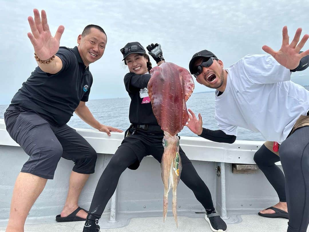 彼方茜香のインスタグラム：「感謝♥ YouTubeチャンネル ｢元阪神タイガース狩野恵輔の釣り奮闘記｣で沖縄レッドモンスターを狙いにゲストとした行って〜ちゃっかり数年越しの記録更新までさせていただきました·͜·  3150g🦑（3150サイコー）な🦑ゲット♪ カーリーとしょうちゃんも続々と釣れるキロアップ🦑ゲット!! おふたりともジギングとかいろんな釣りしてるからシャクリがお上手でした👏  #YouTube狩野恵輔で検索 又はこちらから  @kanoh99   #ティップラン  #レッドモンスター  #sarynfishing」