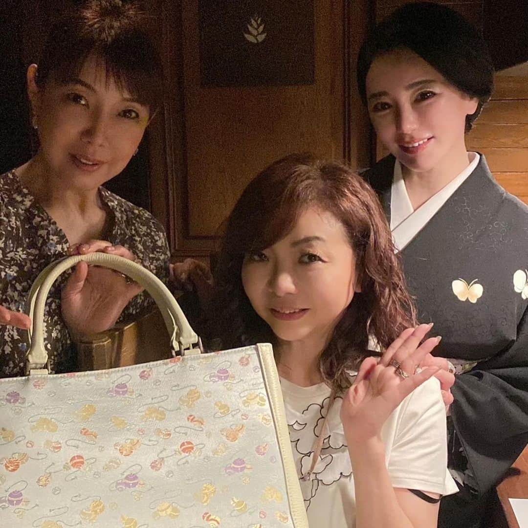 モモコさんのインスタグラム写真 - (モモコInstagram)「久々のカハラ❗️ まりこママとはるちゃんとメシ友様😊 まりこママがはるちゃんの誕生日のプレゼントに鈴柄のバッグセットをくれました🎁 あたしの友達にまでありがとー💕 バッグを見せにエミズキッチンに行ったらエミちゃんもまりこママからのプレゼントの山菜の帯してましたー😆 皆を幸せにしてくれてありがとー💕  #ハイヒールモモコ #👠 #👠🍑 #CHANEL #シャネラー #グルメ #アメブロ  #YouTube #モモコ新聞 #カハラ #プレゼント #バッグ #まりこママ #ありがとうございます」5月29日 15時30分 - highheel_momoko