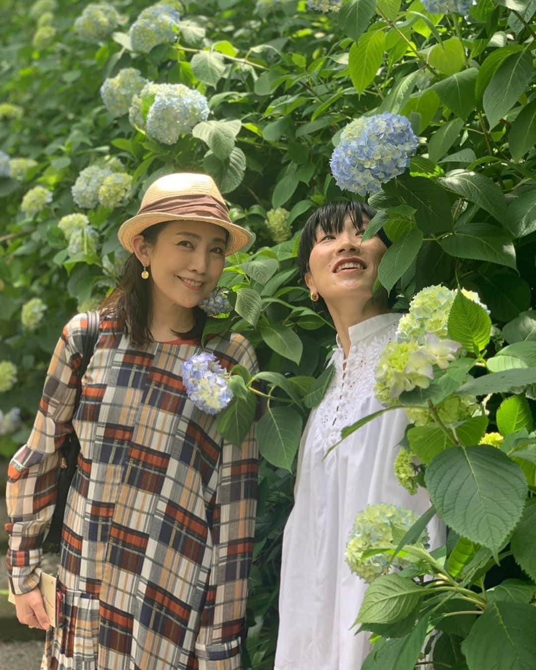 田中美里さんのインスタグラム写真 - (田中美里Instagram)「北鎌倉をおさんぽ。  紫陽花が咲き始めの明月院へ。  大好きなお2人の笑顔と自然に包まれて心が満たされていく。  順子さん、ナオコさん楽しい時間をありがとう〜。 次はどこをプチ旅しましょうか？  #麻生順子　さん @feltico_jun   #サイトウナオコ　さん @naoko_saito_funtimes   #北鎌倉#明月院 #紫陽花 #お散歩#ちょっと前のできごと」5月29日 11時58分 - misatotanaka77