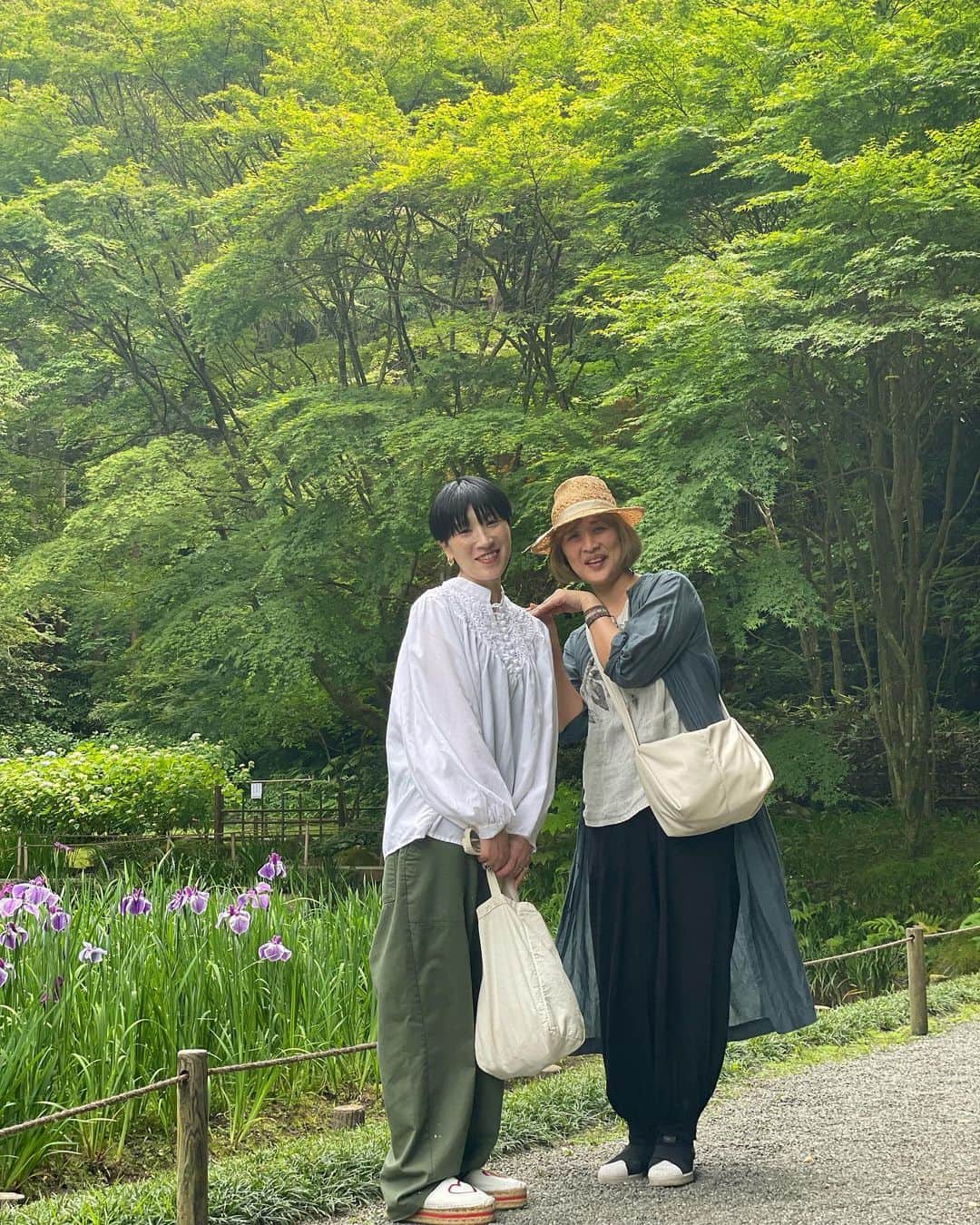 田中美里さんのインスタグラム写真 - (田中美里Instagram)「北鎌倉をおさんぽ。  紫陽花が咲き始めの明月院へ。  大好きなお2人の笑顔と自然に包まれて心が満たされていく。  順子さん、ナオコさん楽しい時間をありがとう〜。 次はどこをプチ旅しましょうか？  #麻生順子　さん @feltico_jun   #サイトウナオコ　さん @naoko_saito_funtimes   #北鎌倉#明月院 #紫陽花 #お散歩#ちょっと前のできごと」5月29日 11時58分 - misatotanaka77