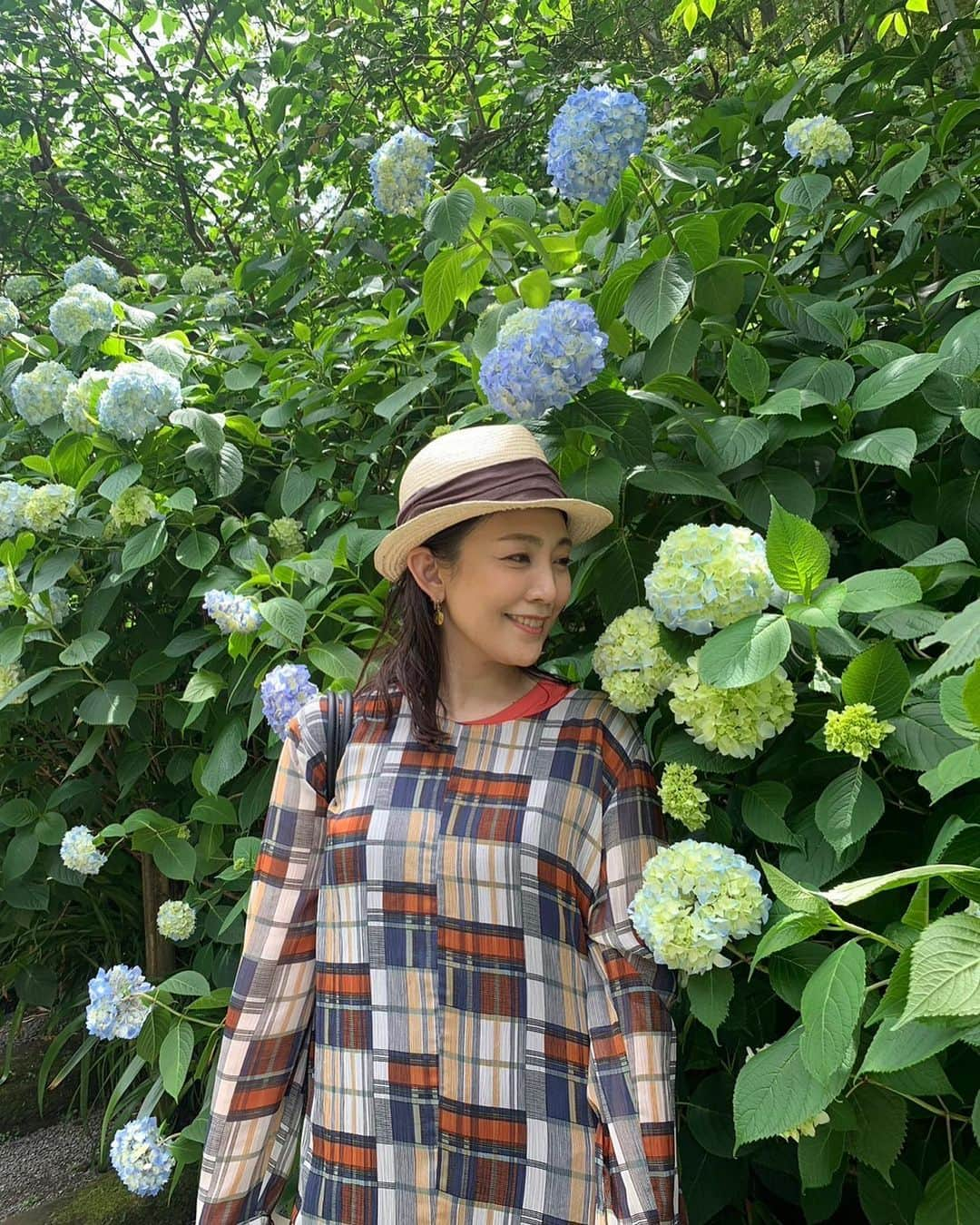 田中美里のインスタグラム：「北鎌倉をおさんぽ。  紫陽花が咲き始めの明月院へ。  大好きなお2人の笑顔と自然に包まれて心が満たされていく。  順子さん、ナオコさん楽しい時間をありがとう〜。 次はどこをプチ旅しましょうか？  #麻生順子　さん @feltico_jun   #サイトウナオコ　さん @naoko_saito_funtimes   #北鎌倉#明月院 #紫陽花 #お散歩#ちょっと前のできごと」