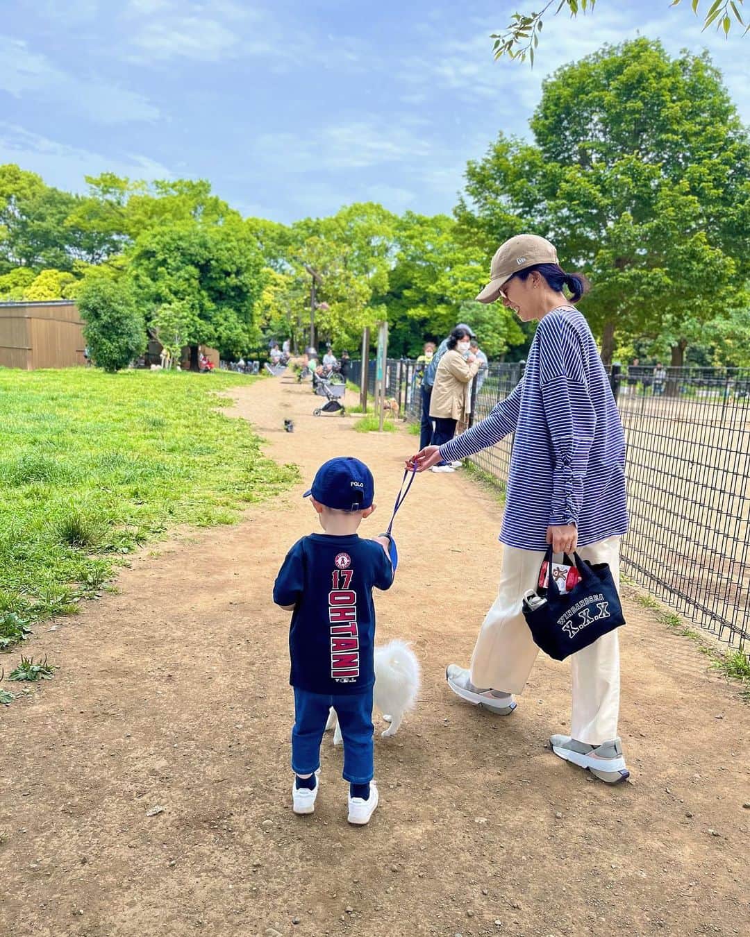 大橋夏菜さんのインスタグラム写真 - (大橋夏菜Instagram)「昨日のお散歩☀️  まだ4ヶ月のシロちゃん相手に、僕の方が速く走れるよと競う息子😅  息子を追いかけるシロちゃん、 ぴょこぴょこと跳ねて可愛かったな。  リードを持たせてもらったり、 一緒にベビーカーに乗ったり。 楽しいお散歩をありがとう✨ @takami__213   #息子とわんこ #お散歩日和」5月29日 11時59分 - kana817_ohashi
