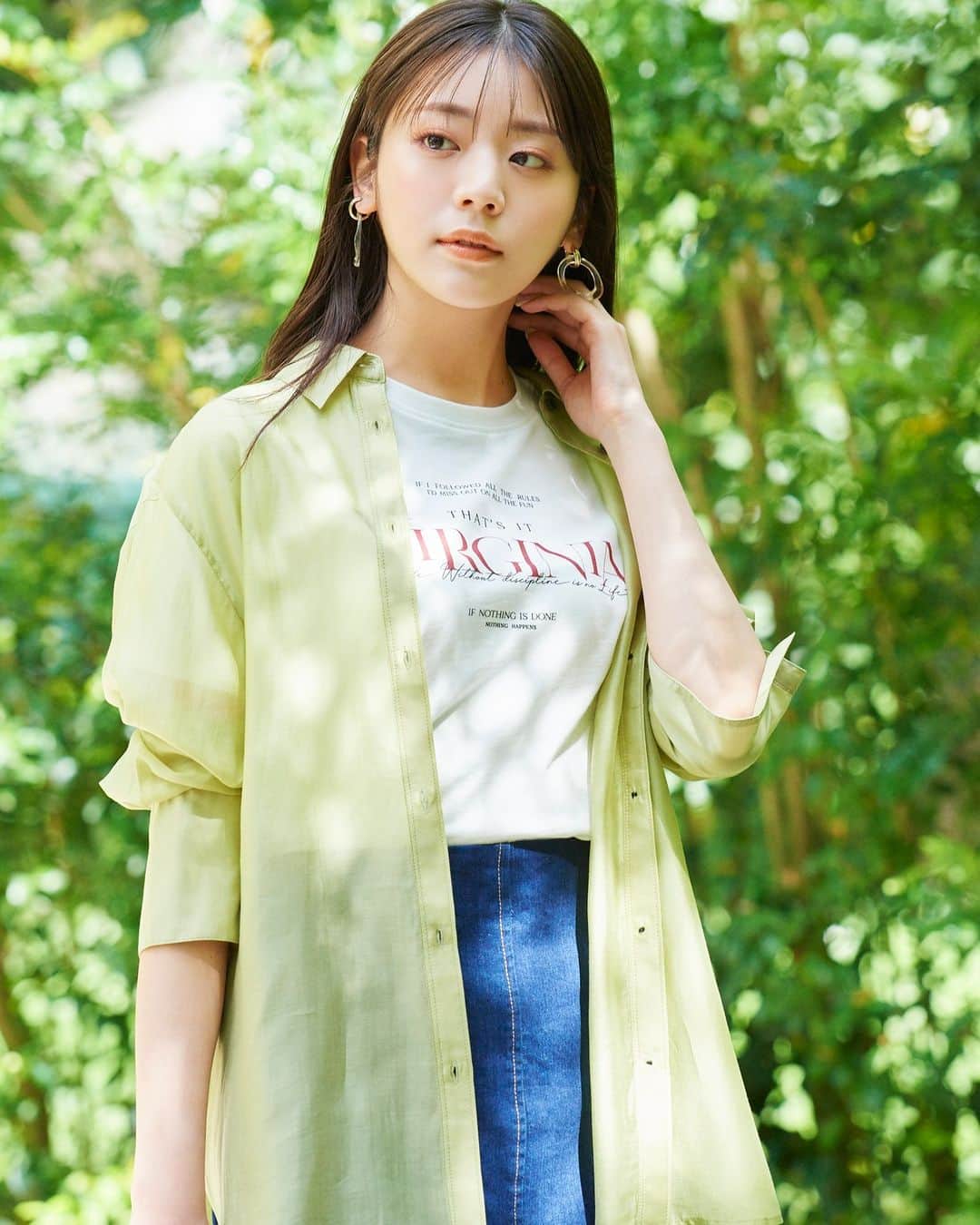NATURAL BEAUTY BASICのインスタグラム：「貴島明日香さんが素敵に着こなしてくださった 初夏の新作webカタログ、第2弾が大好評公開中♡  ■ワイドカフスシアーシャツ ¥7,920 tax in size:FR color:エクリュ/ダークブラウン/スティールブルー/ライムグリーン #0173110511  ■ロゴＴシャツシリーズ ¥3,960 tax in size:FR color:チャコール/オフ #0173260613  ■デニムマーメイドスカート ¥9,460 tax in size:S/M/PS color:オフ/インディゴ #0173120244  ---------------------------  Relaxy lady Feat.Asuka Kijima  貴島明日香さんが凛と着こなすサマーコレクションをお届け。 ホルターネックのロングドレスに、Ｖネックのジャンスカ、 ボクシーシルエットのカラーカーデetc.  これからの季節にぴったりな リラックスムードのフェミニン服が出揃いました。  詳しくは @naturalbeautybasic_official プロフィールのURLより webカタログをチェック♪  #貴島明日香 さん #シアーシャツ #マーメイドスカート #デニムスカート #初夏コーデ  #ロゴTシャツ #夏コーデ #お出かけコーデ #オフィスコーデ #オフィスカジュアル #通勤コーデ #大人可愛い #カラーコーデ  #着回しコーデ #きれいめカジュアル  #ベーシックコーデ #ベーシック #ナチュラルコーデ #トレンドスタイル #シンプルコーデ #ナチュラルビューティーベーシック #naturalbeautybasic」