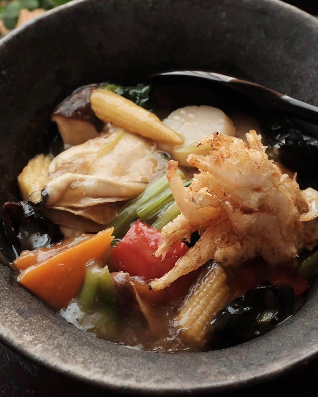 麻木久仁子のインスタグラム：「海鮮あんかけ丼💜 大ぶりの牡蠣と旬の白エビ、 そしてホタテ🥰  陰陽五行の五色の野菜！ ヘルシーだけどボリュームバッチリです😋  動画はプロフィールのURLから！  『麻木のごきげん💜ひとりごはん』チャンネル登録お願いします🤲」