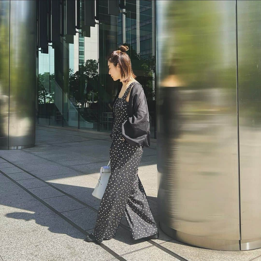 東原妙子のインスタグラム：「🌞 天気の良かった週末は 浮かれたドット柄オールインワンでした🤟 即完売した洗濯機で洗えるシアーブルゾンも 無事に再入荷しております📢 #uncrave_white @uncrave_official  そして、露出をはじめると同時に UV対策もはじめました🍧 5月ってまだ油断しがちだけど 実は真夏とほぼ同じ紫外線量だそうで 今年は早めにきちんと対策しようと決めていたのです😤 なんせ2023年の抱負は美容と筋肉なもので💪  よく日焼け止めの質問をもらいますが 色々試して、今愛用中なのは アネッサの「金ジェル」💰 本名、アネッサ パーフェクトUV スキンケアジェル N😎 @anessa_official_shiseido  アネッサと言えばかれこれ20年前 CMの蛯原友里ちゃん @yuri_ebihara が それはもう衝撃的に美しくて まんまと釣られてしまった懐かしの商品👙 当時はそんなに日焼けを気にしていなかったし 肌にちょっと重い感じがしてしばらく離れていたけれど 先日、美容プロの友人から 100年以上続く資生堂のUV対策研究の 素晴らしさを聞いて大納得して購入😚  アネッサならではの最強UV防御力はもちろん 以前とは違うするっと馴染む なめらかなテクスチャーが心地よくて つけると肌がトーンアップして見える🤩 さらにたっぷりの保湿成分が乾燥から守ってくれて その効果が長時間続くっていうから どんだけ親切なんだ、資生堂さんよ😏   #dotallinone #sheerblouson #uncrave_white #uncrave #bag #maisonmargiela #thootd #ANESSA #PR #ですけども全幅の信頼を寄せています #資生堂#アネッサ #金ジェル #つや美肌UVジェル #アネッサは強いだけだと思ってた #本気のシミ予防」