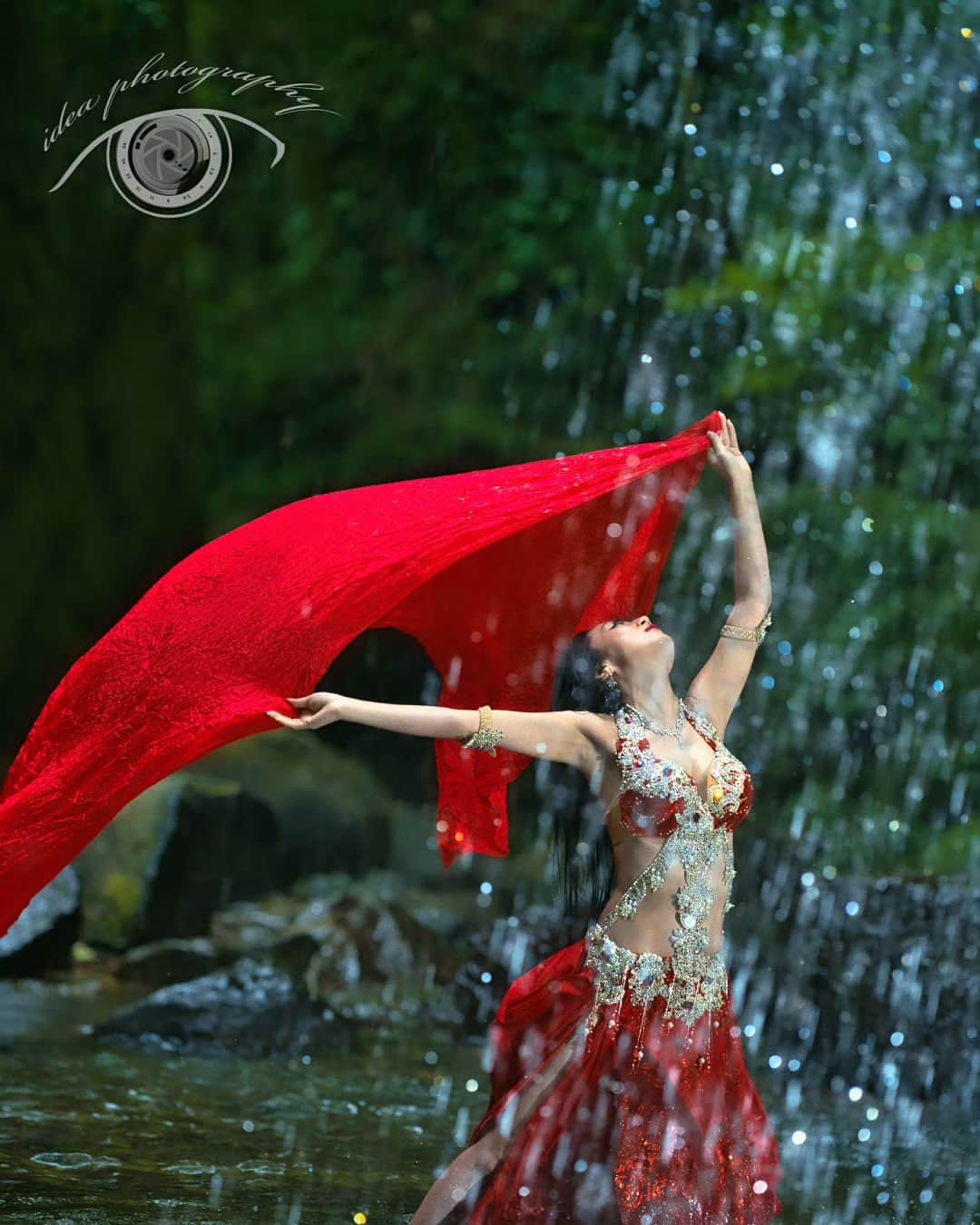 Loxyのインスタグラム：「water fall's shooting! 滝行！ 🏞️大自然の🛀天然シャワー  まだ寒い🥶🥶🥶🥶 がくブルで📷撮影  つぎからメイクはちゃんとしよう。 📷photo by:⁠@couros_photography 💃costume designed by:⁠hanan  🧚model:Loxy  🏞️🏞️🏞️🏞️🏞️🏞️🏞️🏞️🏞️🏞️🏞️🏞️🏞️🏞️🏞️🏞️🏞️🏞️🏞️🏞️🏞️🏞️🏞️🏞️🏞️🏞️🏞️🏞️ #滝#滝行#キャンプ#山 #撮影#waterfall #river#shooting #dancer #followme #likes#likeforall」