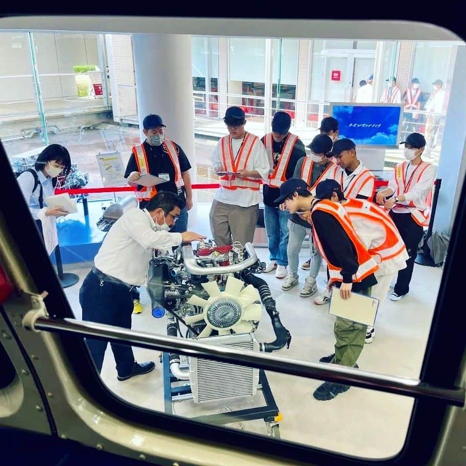 日本工学院さんのインスタグラム写真 - (日本工学院Instagram)「一級自動車整備科・自動車整備科の１年生が学外実習に取り組んでいる様子🚗 . 今回は自動車メーカーのミュージアムを見学しました❗ . エンジン構造について教わったり、普段乗らないトラックの運転席に座ったりなど、貴重な体験ができました😆 . . 「#日本工学院」をチェック！！ 学生が投稿したリアルな日常風景を見ることができますよ！ . . #nihonkogakuin #専門学校 #日本工学院八王子専門学校 #日本工学院専門学校 #教職員投稿写真 #一級自動車整備科 #自動車整備科 #若きつくりびと #自動車整備士 #自動車整備士の道 #メカニック #ものづくり #自動車 #車好き #車好き男子 #車好き女子  #1級整備士 #2級整備士」5月29日 12時07分 - nihonkogakuin