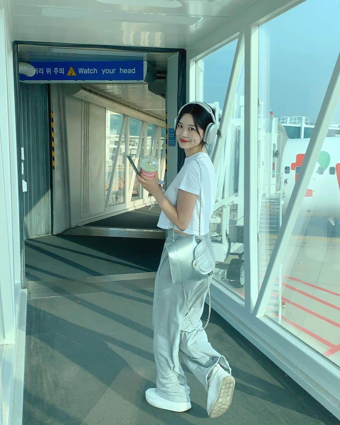 ノ・ジョンファさんのインスタグラム写真 - (ノ・ジョンファInstagram)「청라 살아서 좋은점 공항 가까운점 ✈️🤍」5月29日 12時08分 - ro.junghwa