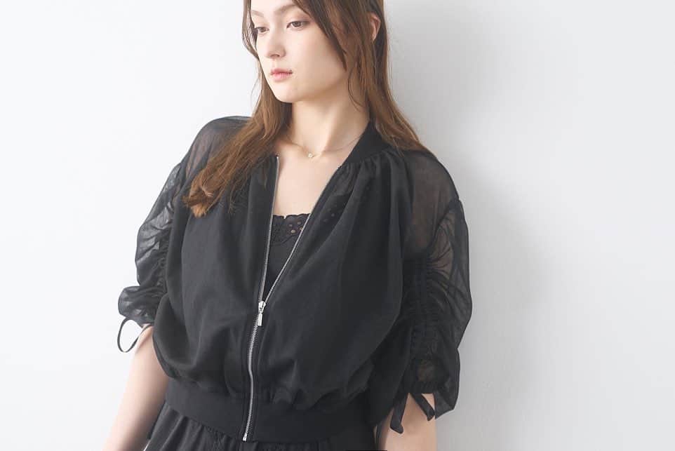 ドロシーズのインスタグラム：「.   ▽blouson チュールMA-1 color:black size:free  ￥9,900 tax in  チュールをかさねて作ったMA_1トップスです。 袖のドロストでボリュームたっぷりのお袖になり、コーディネートのポイントに✨ トップスとしても、羽織としてもお使いいただけます！  ━━━━━━━━━━━━━━━ ZOZOにて発売中 TOPページURLからチェック✔︎ ━━━━━━━━━━━━━━━  @drwcys_official  #drwcys  #ドロシーズ #23ss  #フェミニン #フェミニンコーデ  #チュール #参戦服  #ブラックコーデ  #ブラック  #zozotown  #ゾゾタウン」