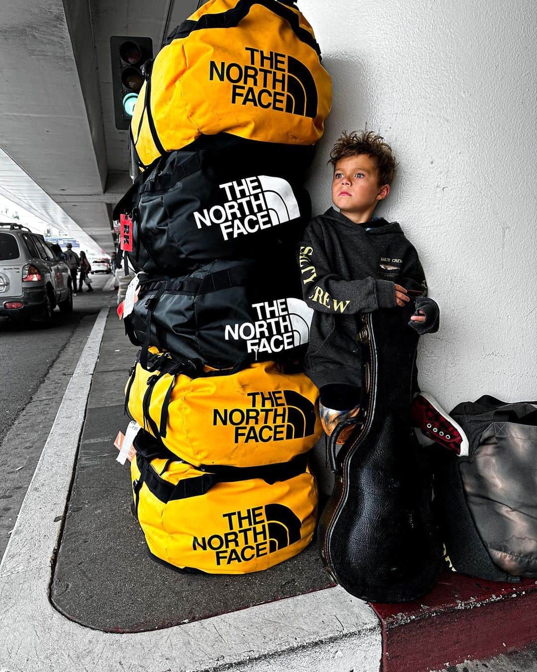 アレクサ・ヴェガのインスタグラム：「✈️ 3 months down - 6 more to go!  Could you live out of one bag for 9 months? #travel #family #penavega」
